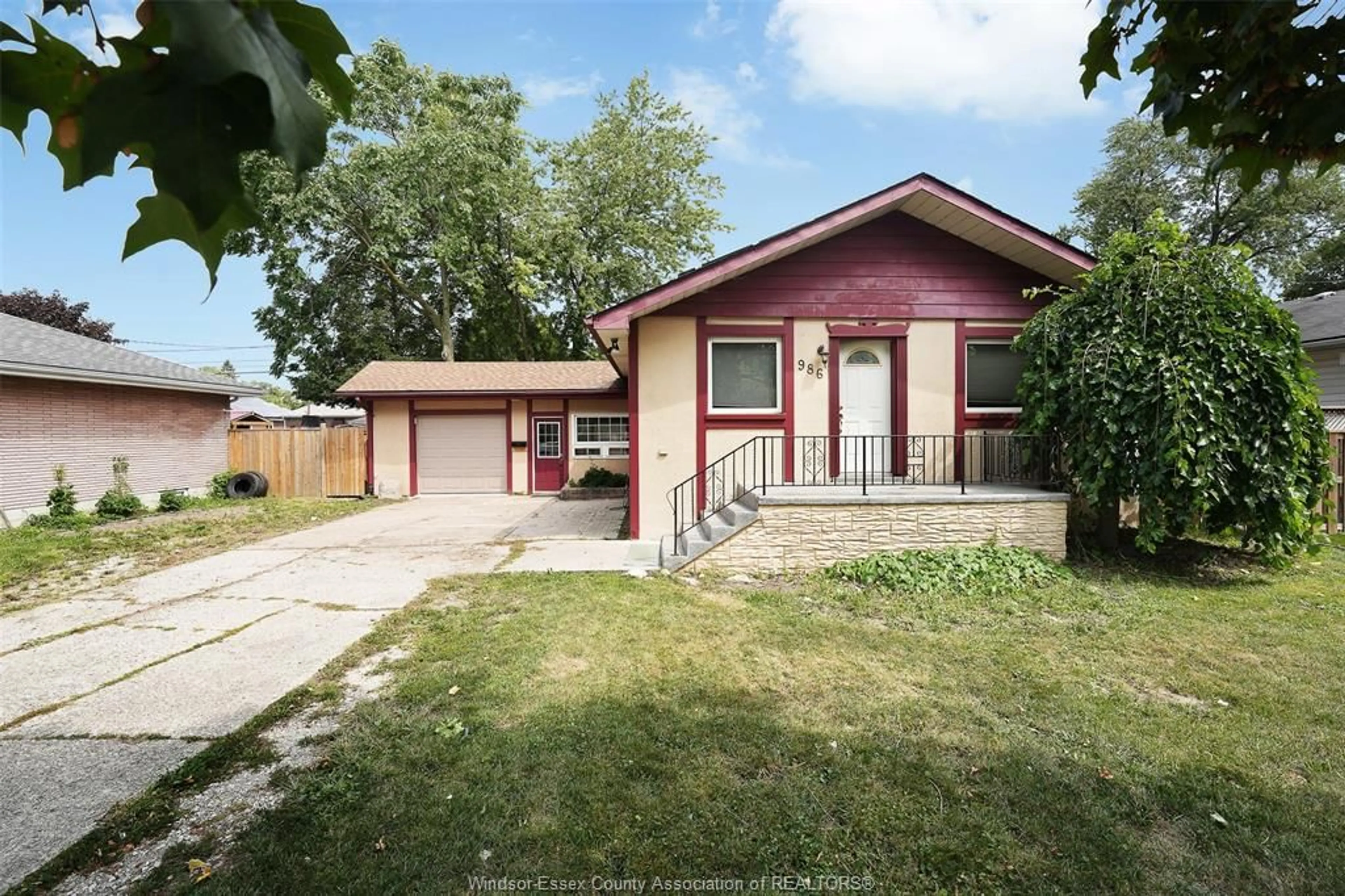 Home with vinyl exterior material, street for 986 EASTLAWN, Windsor Ontario N8S 3H9