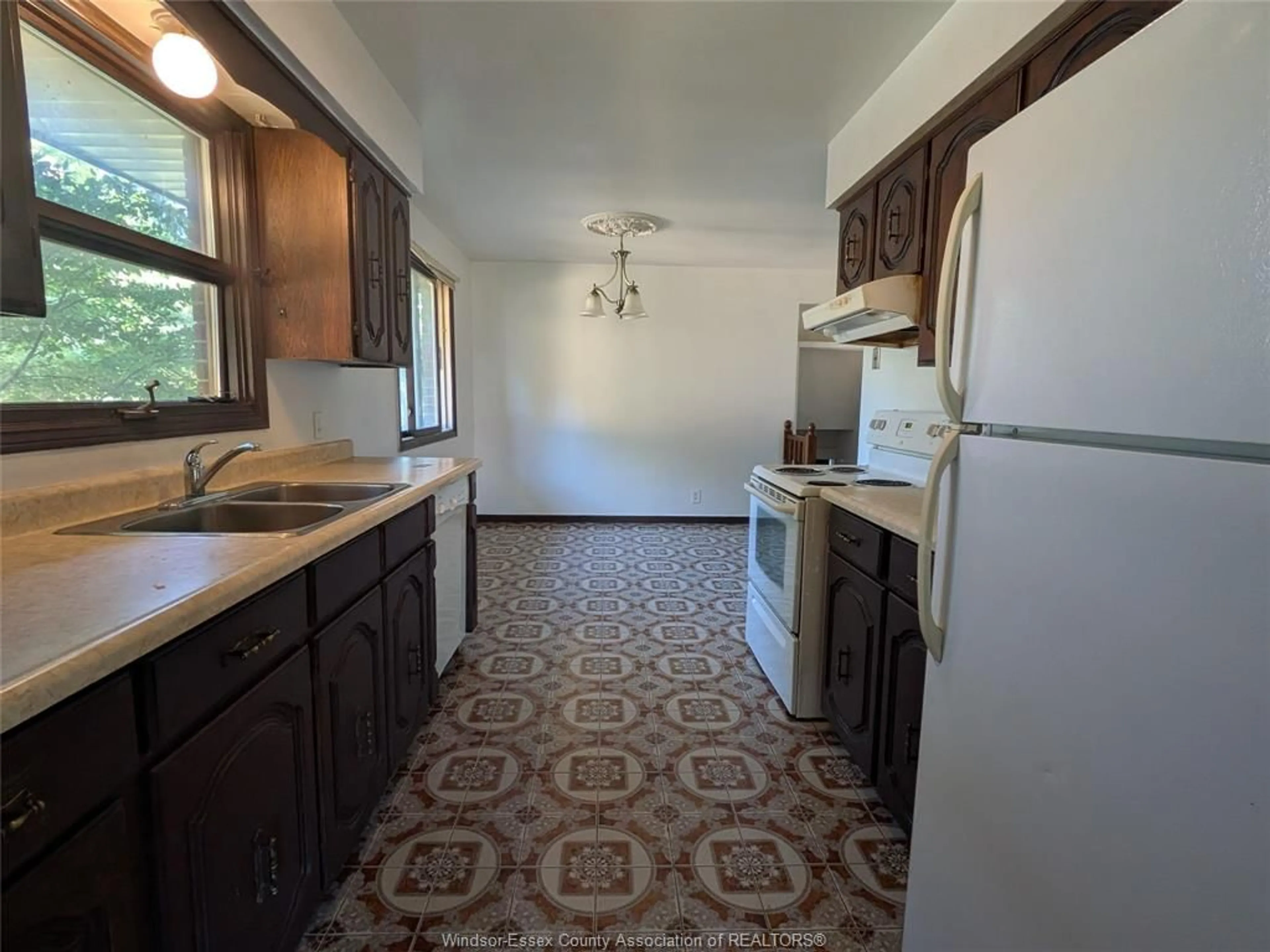 Standard kitchen, ceramic/tile floor for 2880 ST. CLAIR Ave, Windsor Ontario N9E 4B4