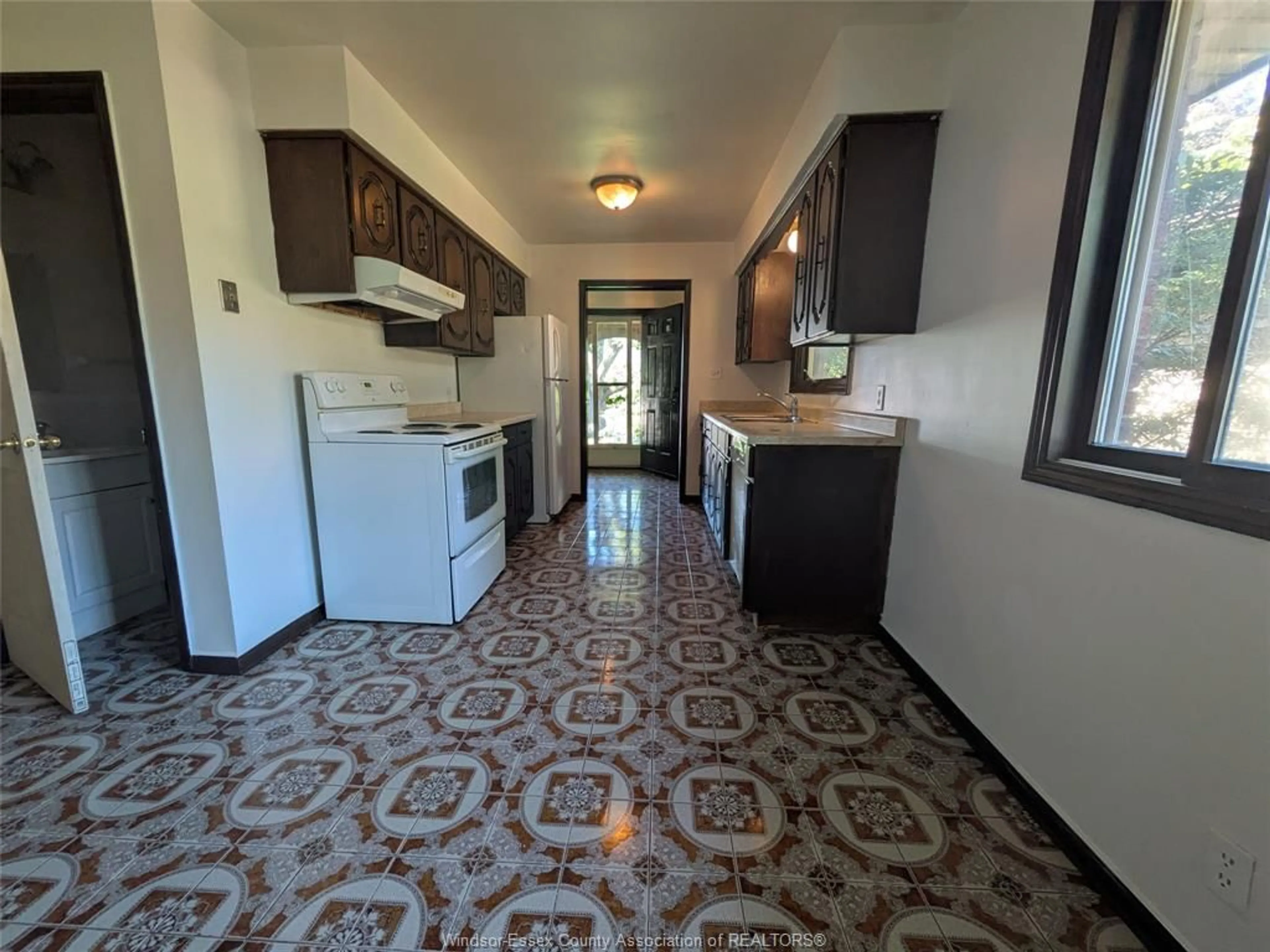 Standard kitchen, ceramic/tile floor for 2880 ST. CLAIR Ave, Windsor Ontario N9E 4B4