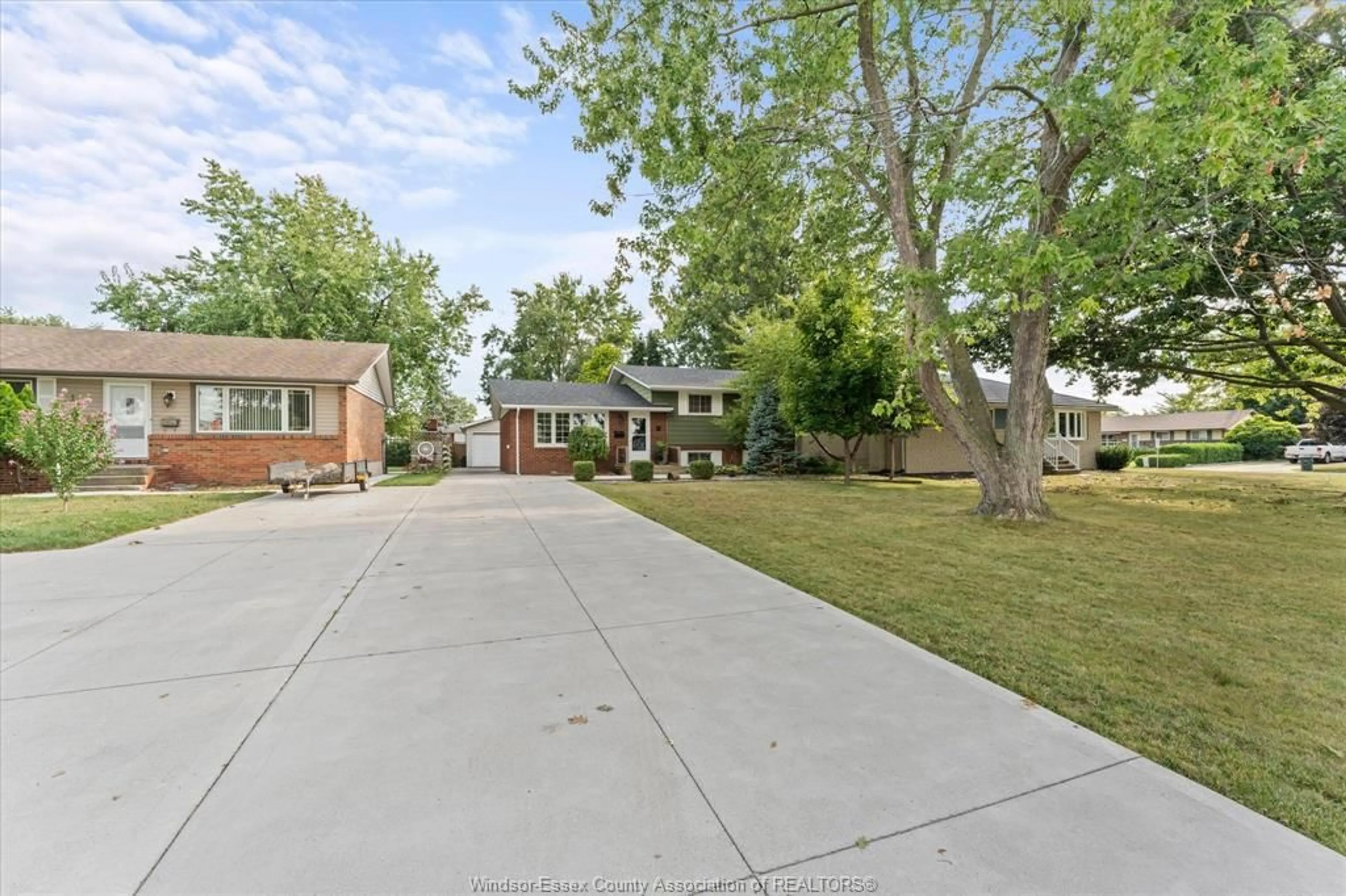 A pic from outside/outdoor area/front of a property/back of a property/a pic from drone, street for 11 Riviera, Amherstburg Ontario N9V 3A5