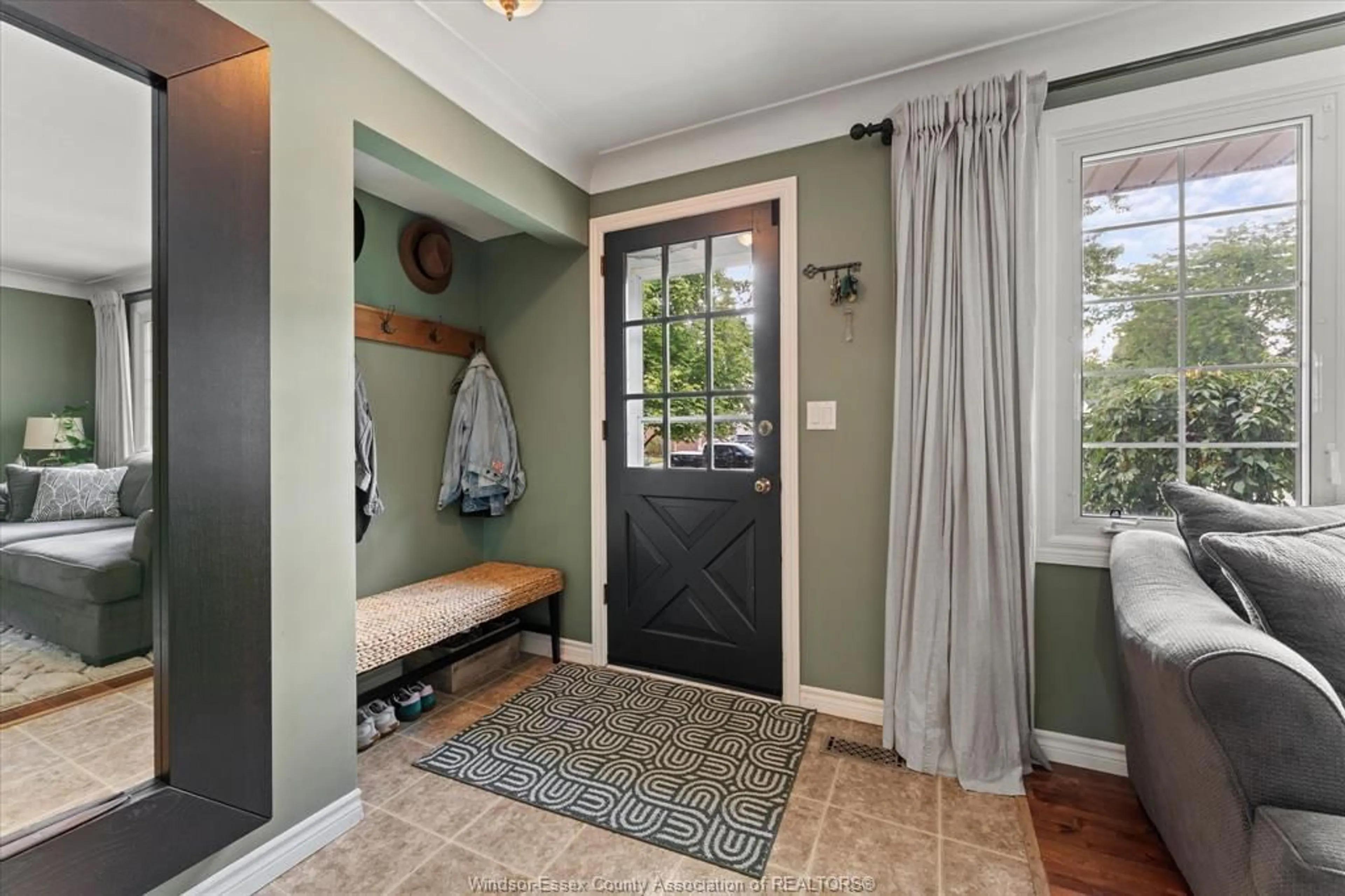 Indoor entryway for 11 Riviera, Amherstburg Ontario N9V 3A5