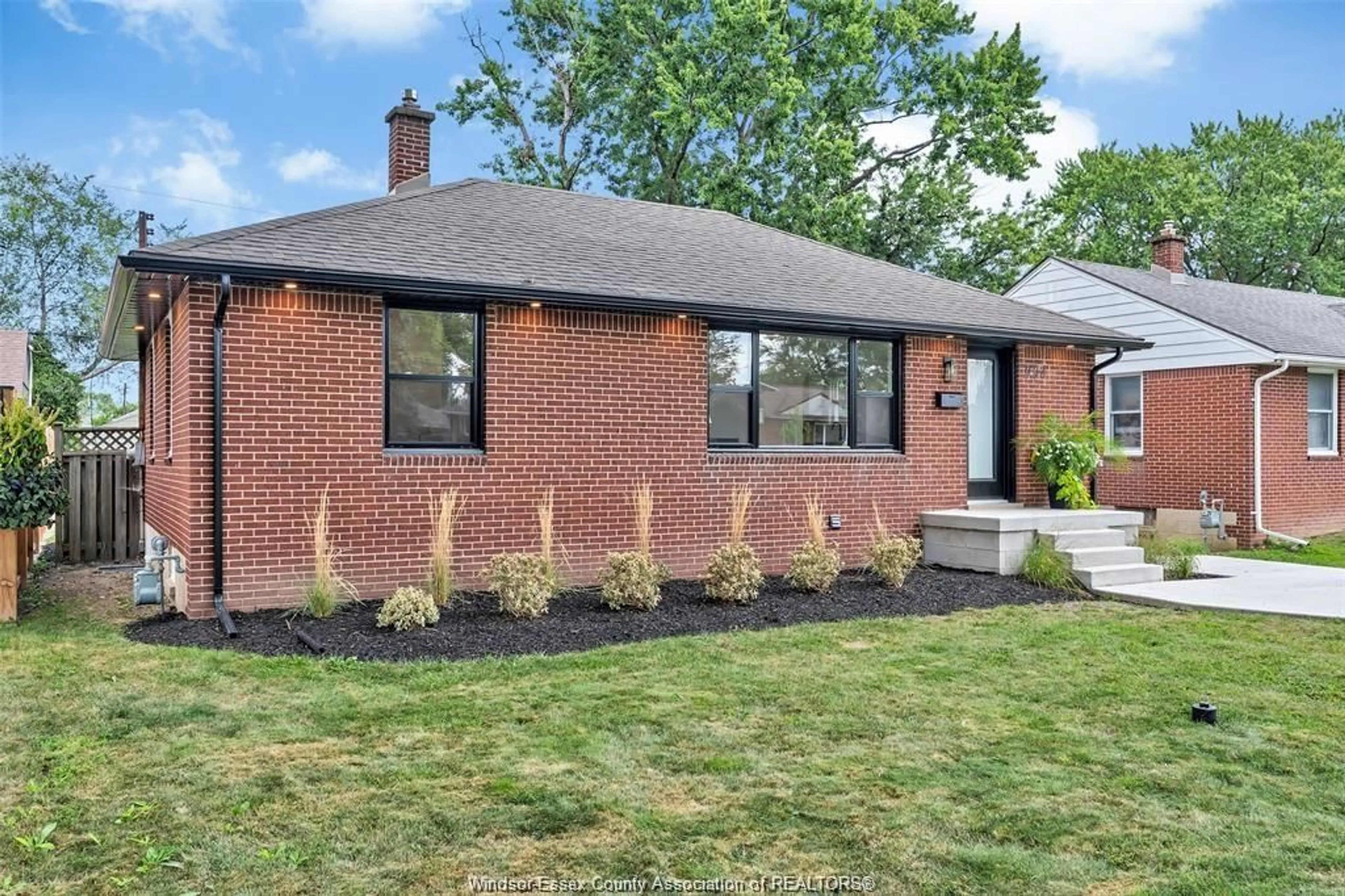 Home with brick exterior material, street for 994 ISABELLE, Windsor Ontario N8S 3B2