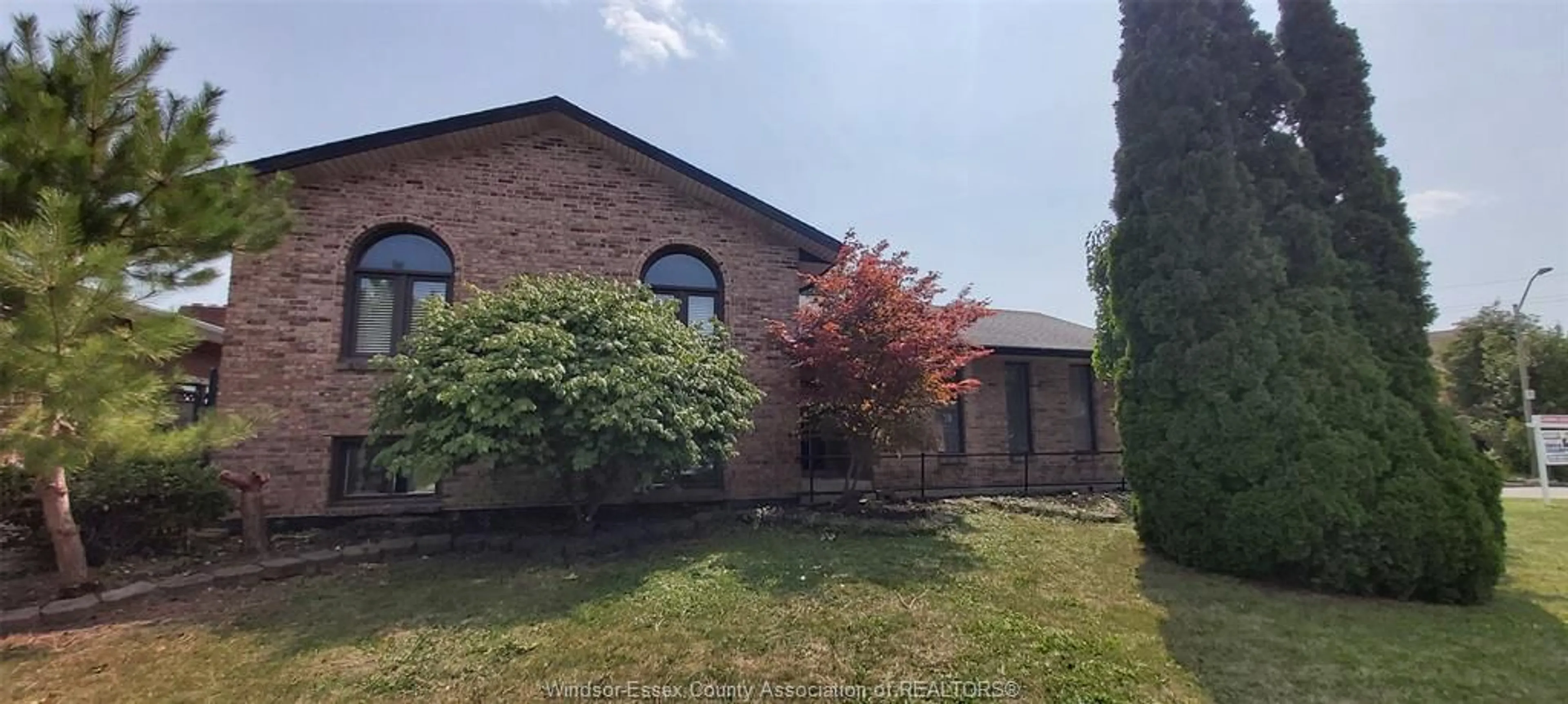 A pic from outside/outdoor area/front of a property/back of a property/a pic from drone, building for 8339 KINGSTON Cres, Windsor Ontario N8S 4R7