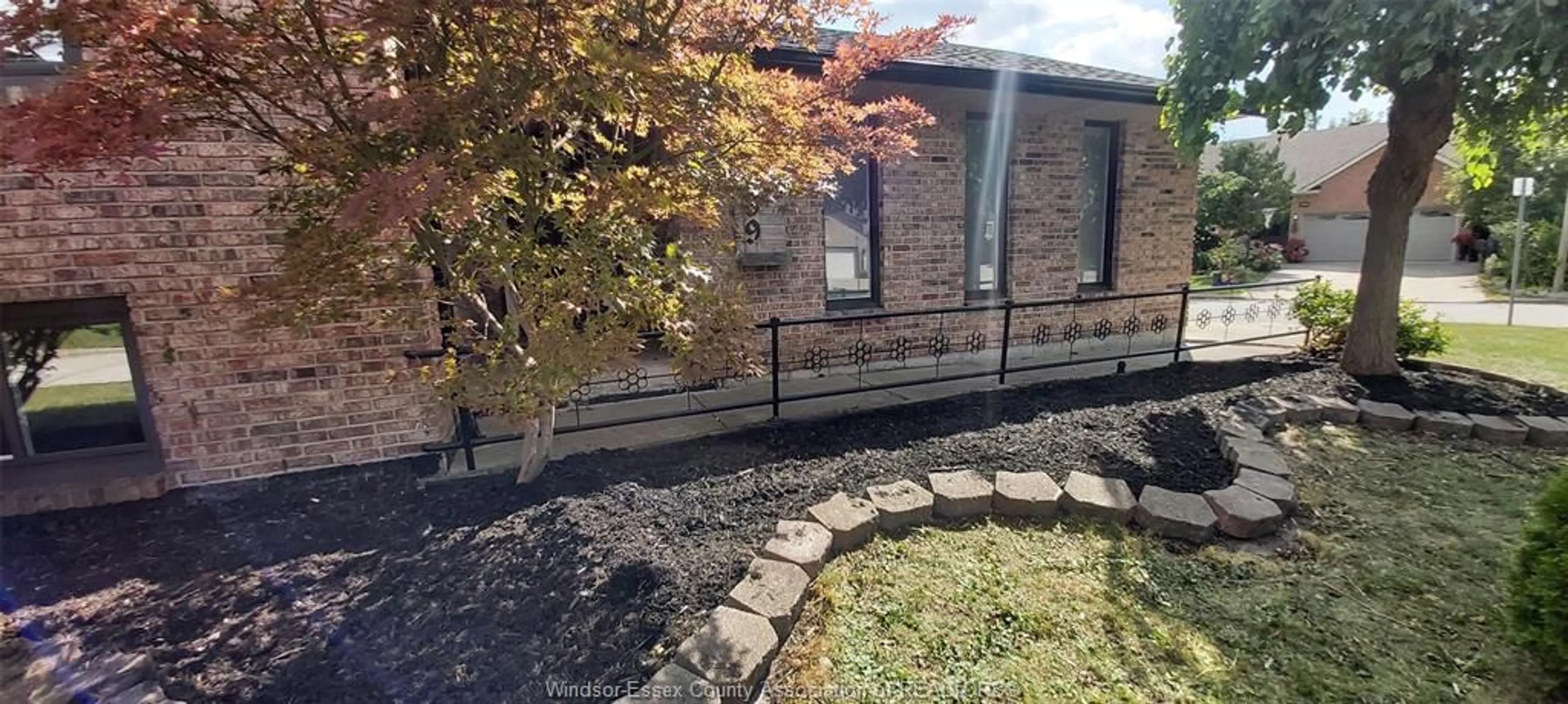 A pic from outside/outdoor area/front of a property/back of a property/a pic from drone, street for 8339 KINGSTON Cres, Windsor Ontario N8S 4R7