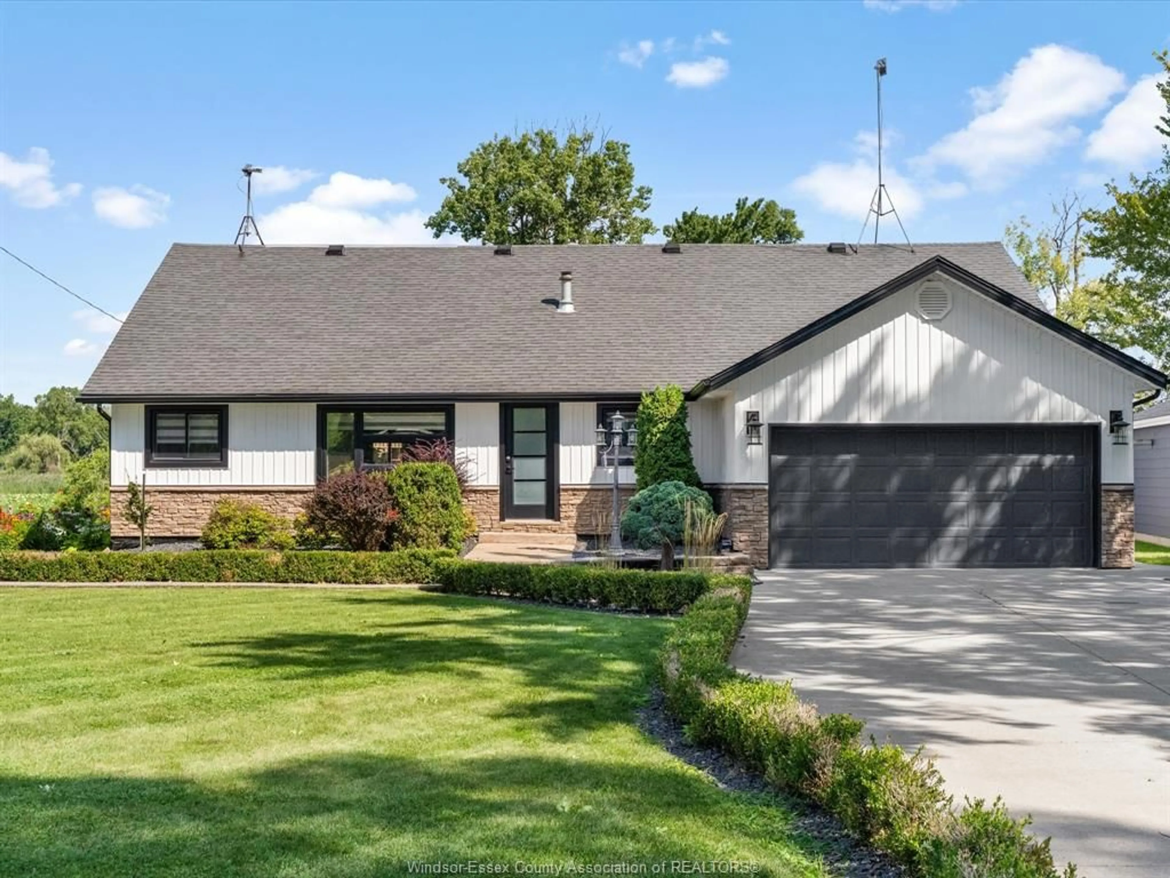 Home with vinyl exterior material, street for 1122 Heritage Rd, Kingsville Ontario N9Y 2E6
