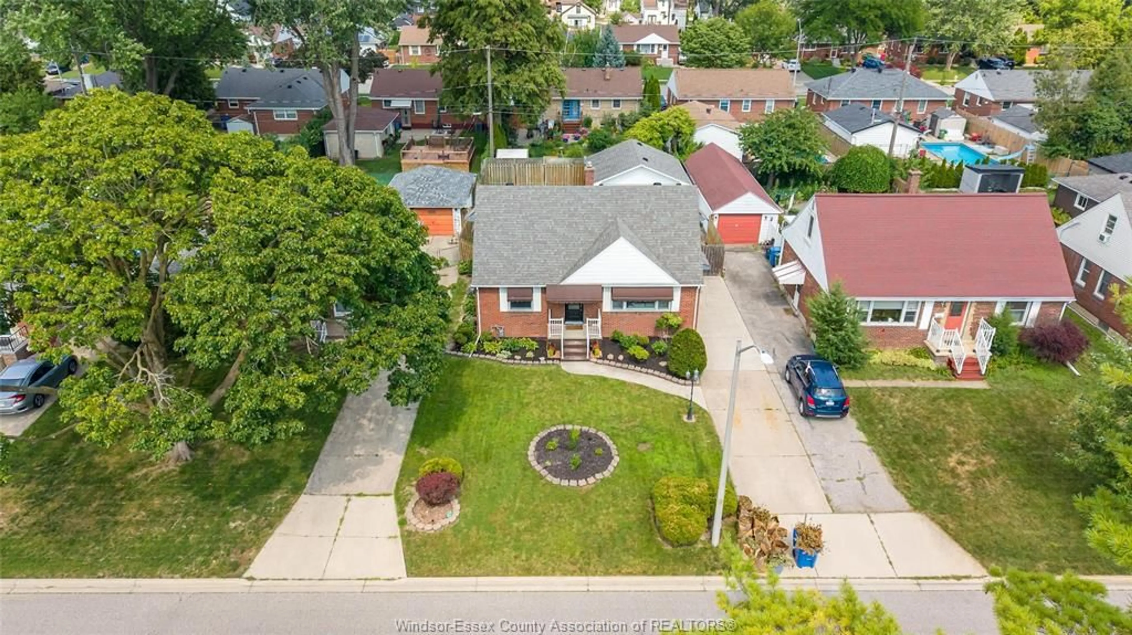 A pic from outside/outdoor area/front of a property/back of a property/a pic from drone, street for 1030 ISABELLE Pl, Windsor Ontario N8S 3B2