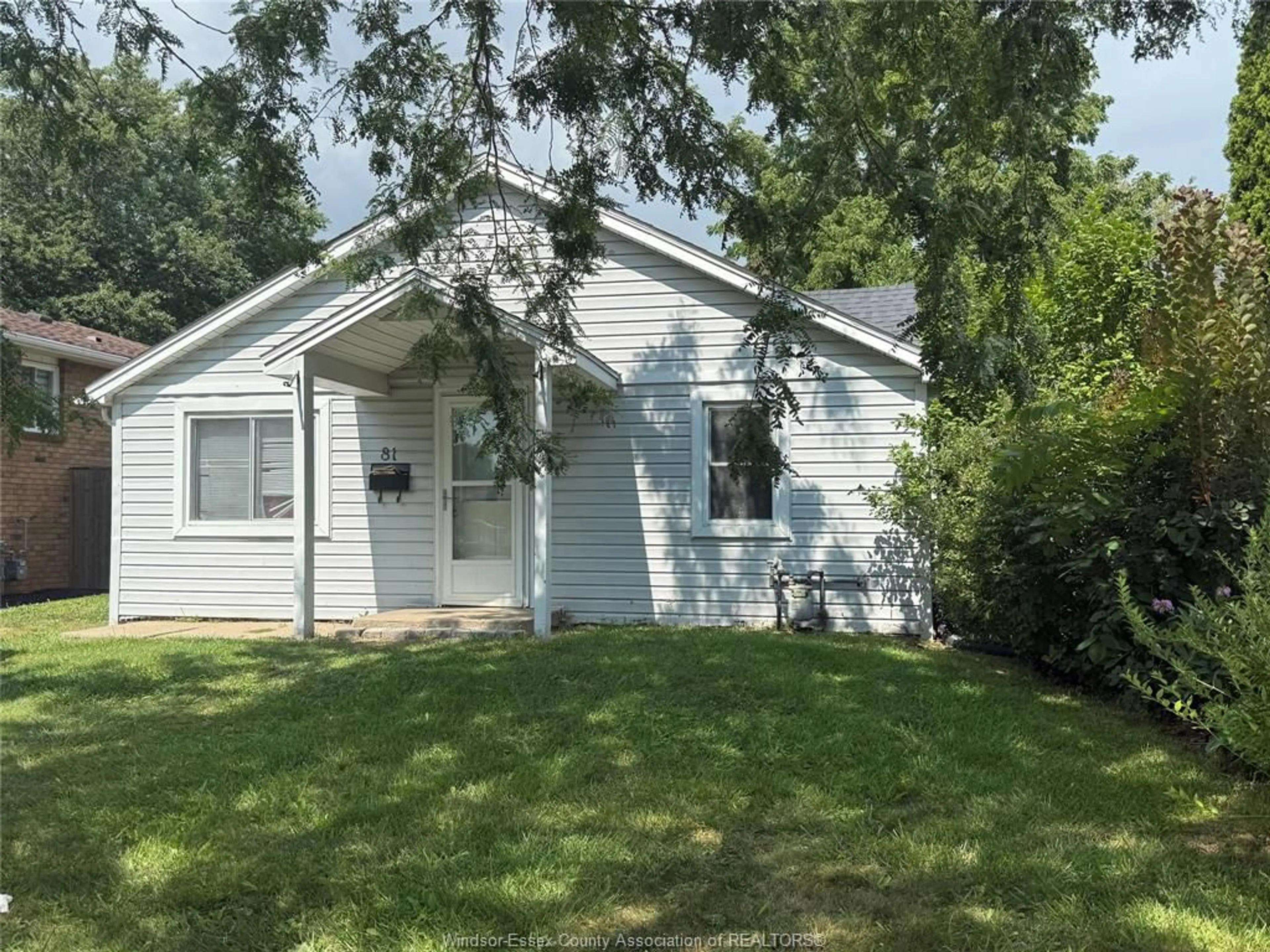 Home with vinyl exterior material, street for 81 ROBINSON, Leamington Ontario N8H 1Z2