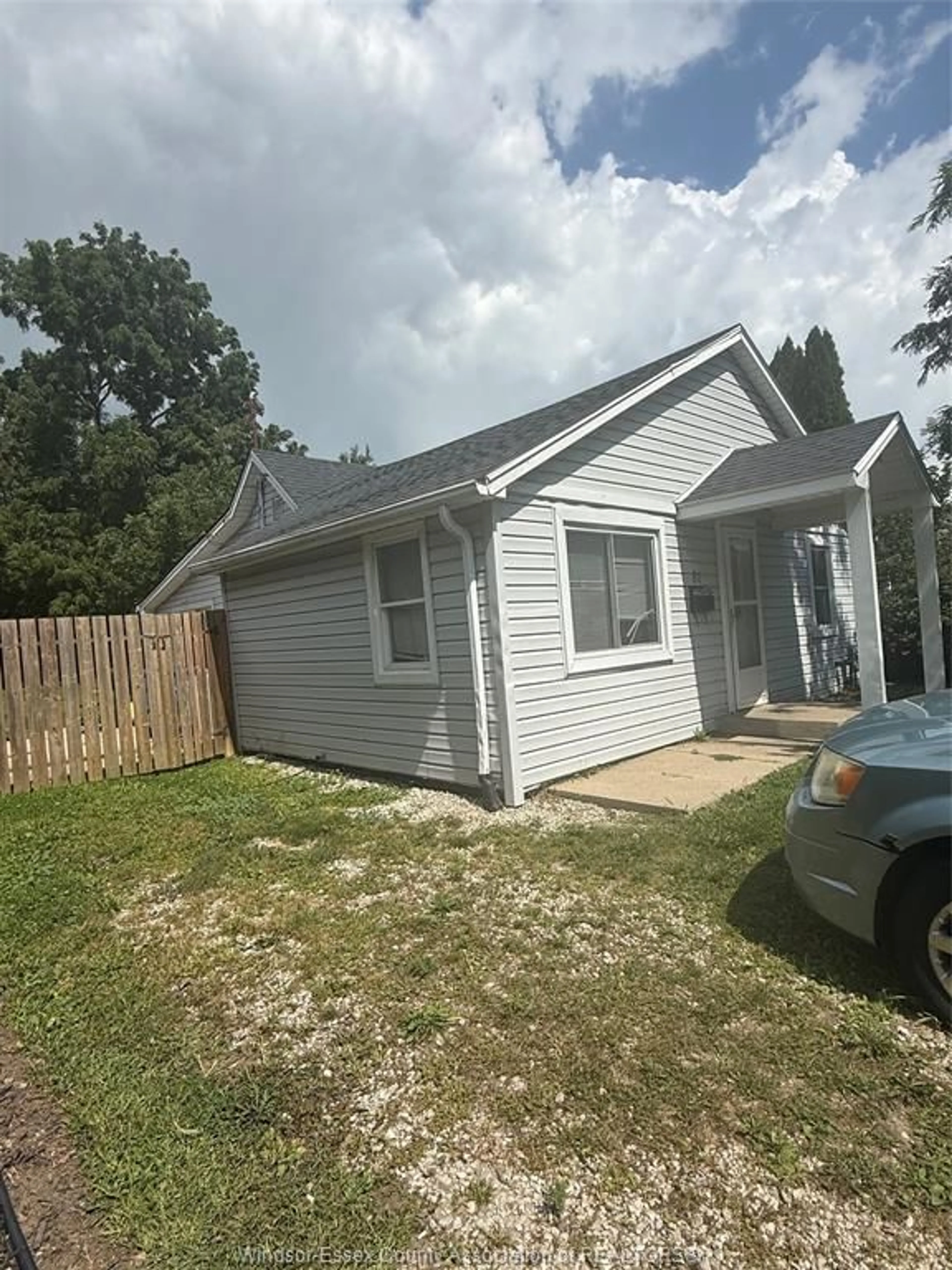 Home with vinyl exterior material, street for 81 ROBINSON, Leamington Ontario N8H 1Z2