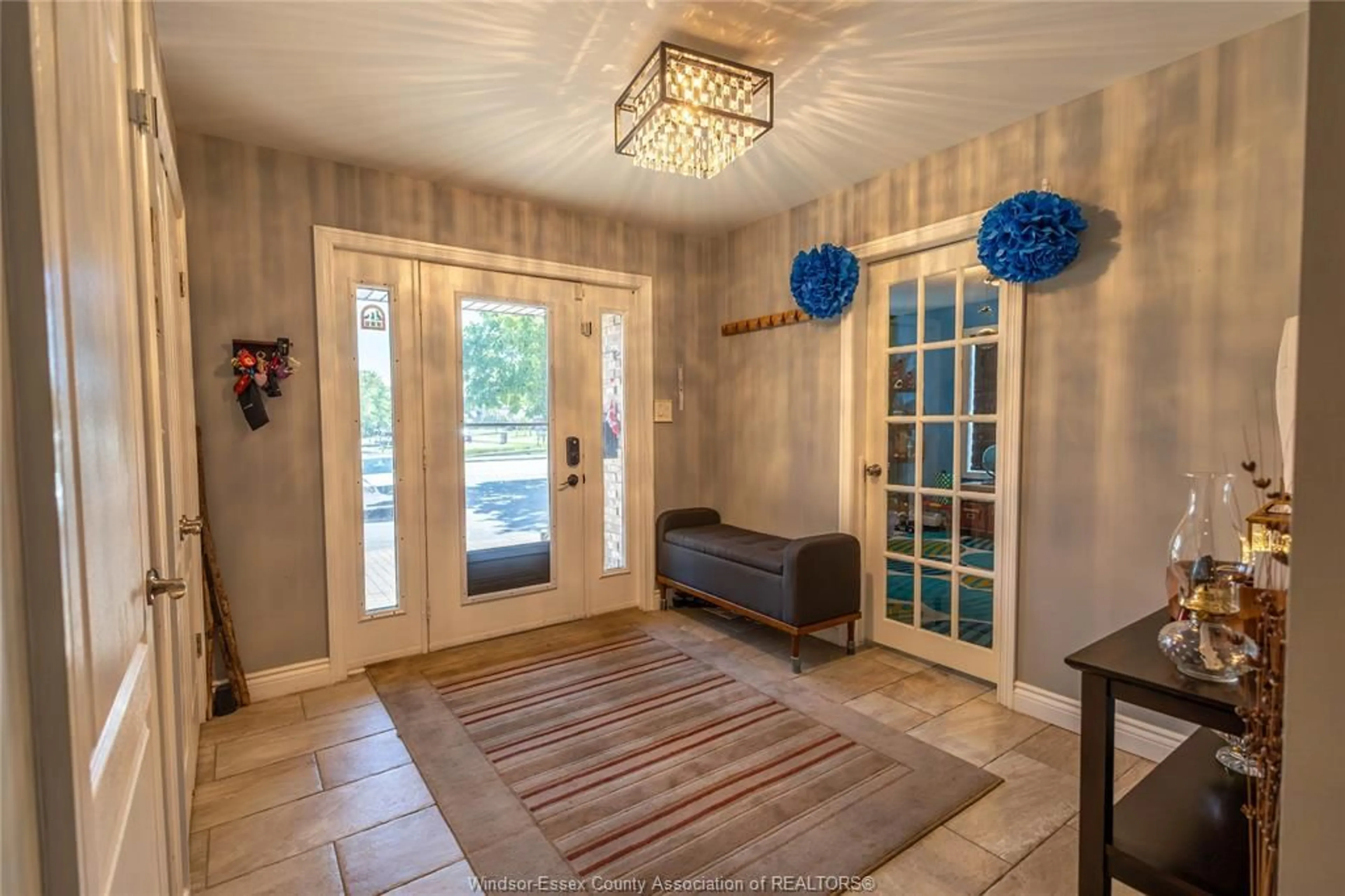 Indoor entryway for 1709 Division Rd, Kingsville Ontario N9Y 2H1
