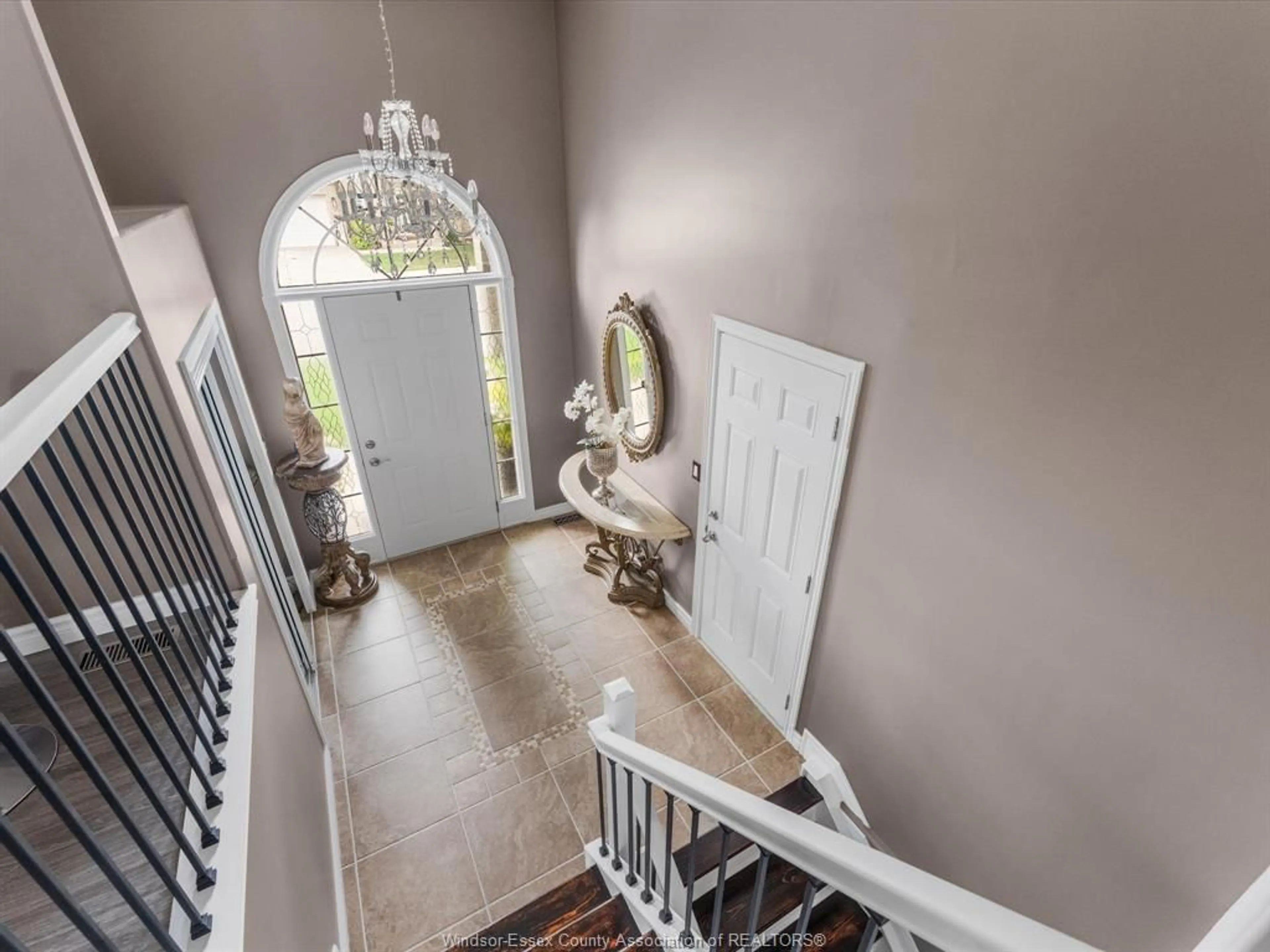 Indoor entryway for 189 RIVERVIEW, LaSalle Ontario N9J 3X9