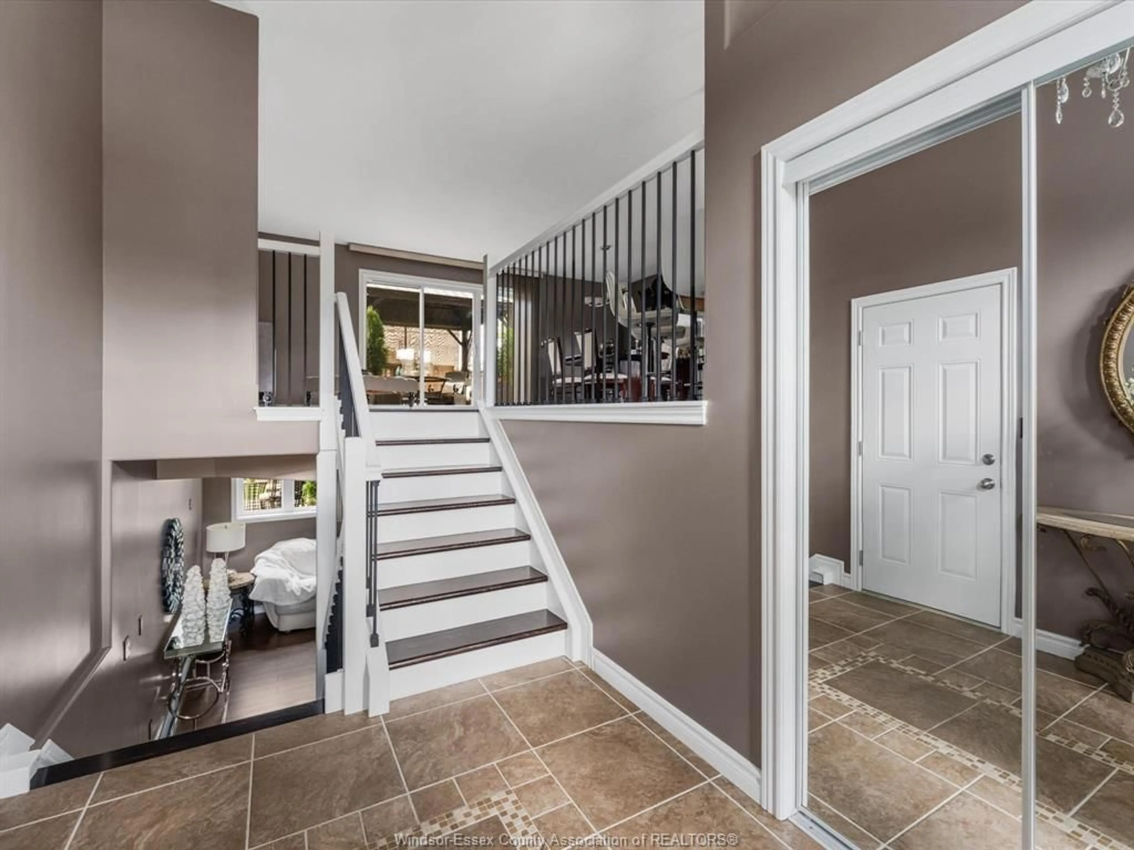 Indoor entryway for 189 RIVERVIEW, LaSalle Ontario N9J 3X9