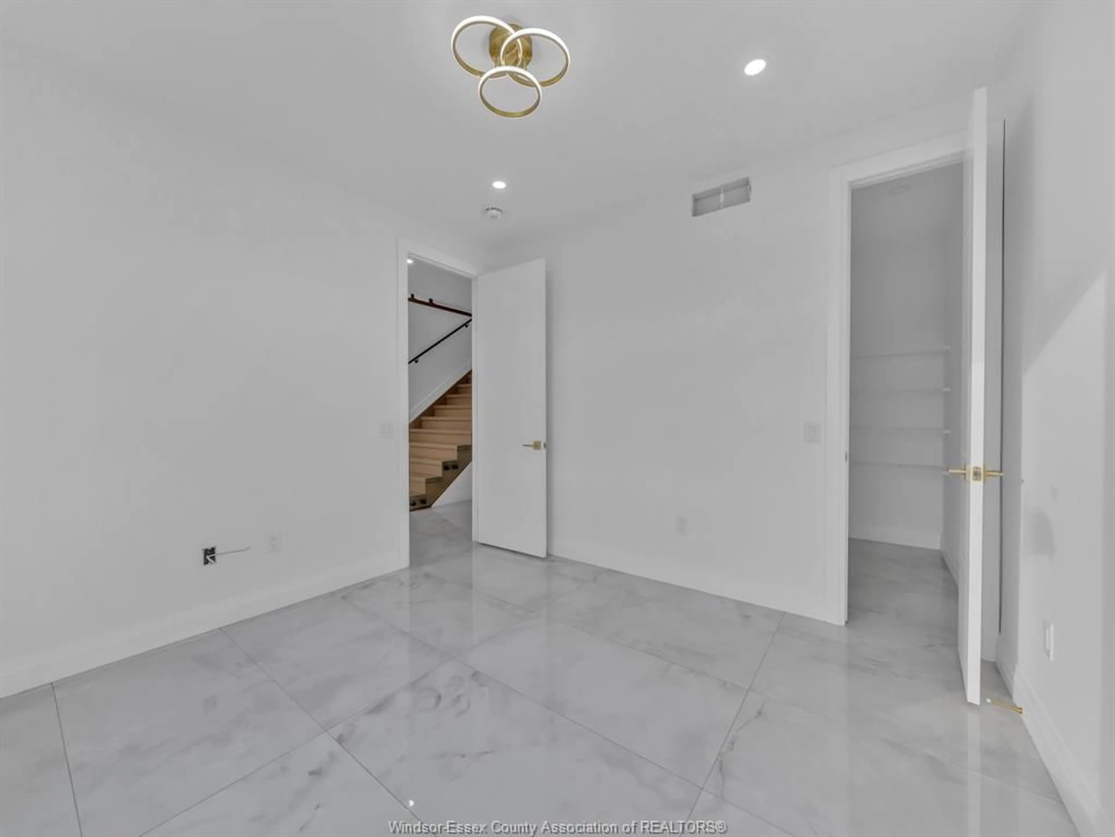 Indoor foyer for 3672 SUTTON Ave, Windsor Ontario N9E 0B3