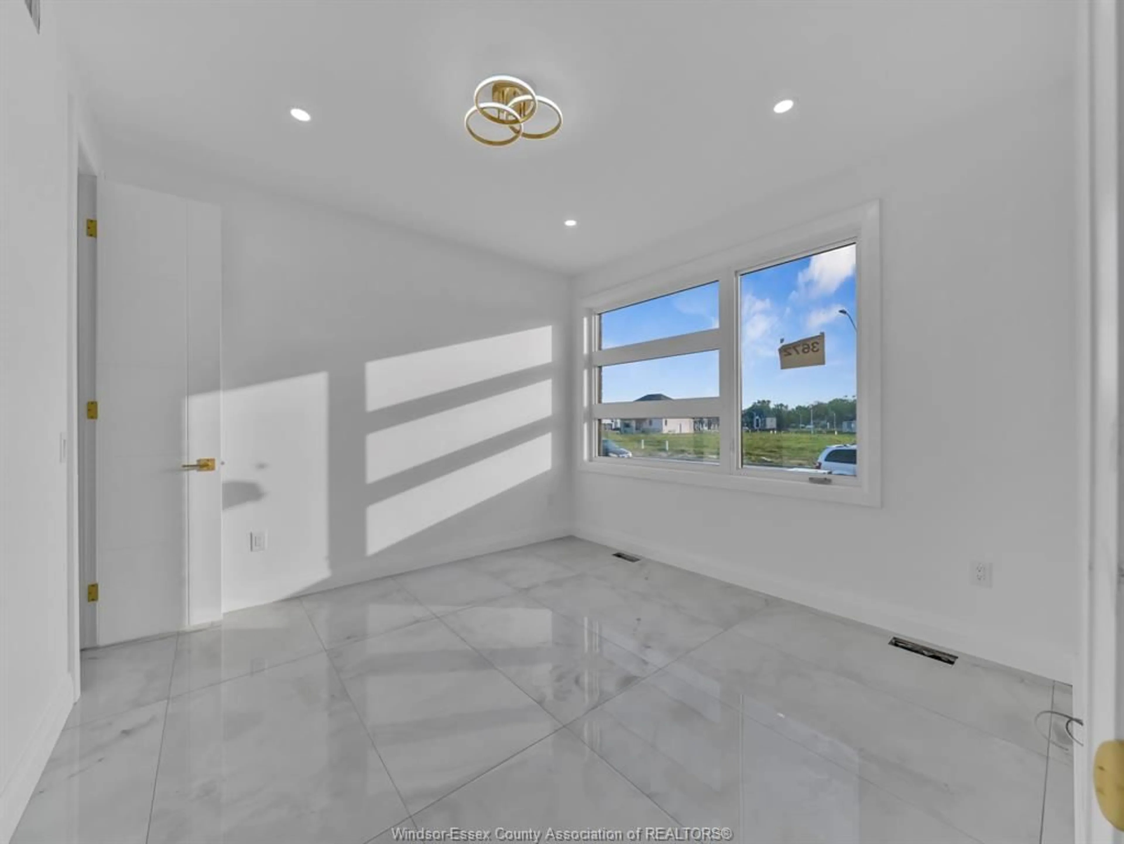Indoor foyer for 3672 SUTTON Ave, Windsor Ontario N9E 0B3