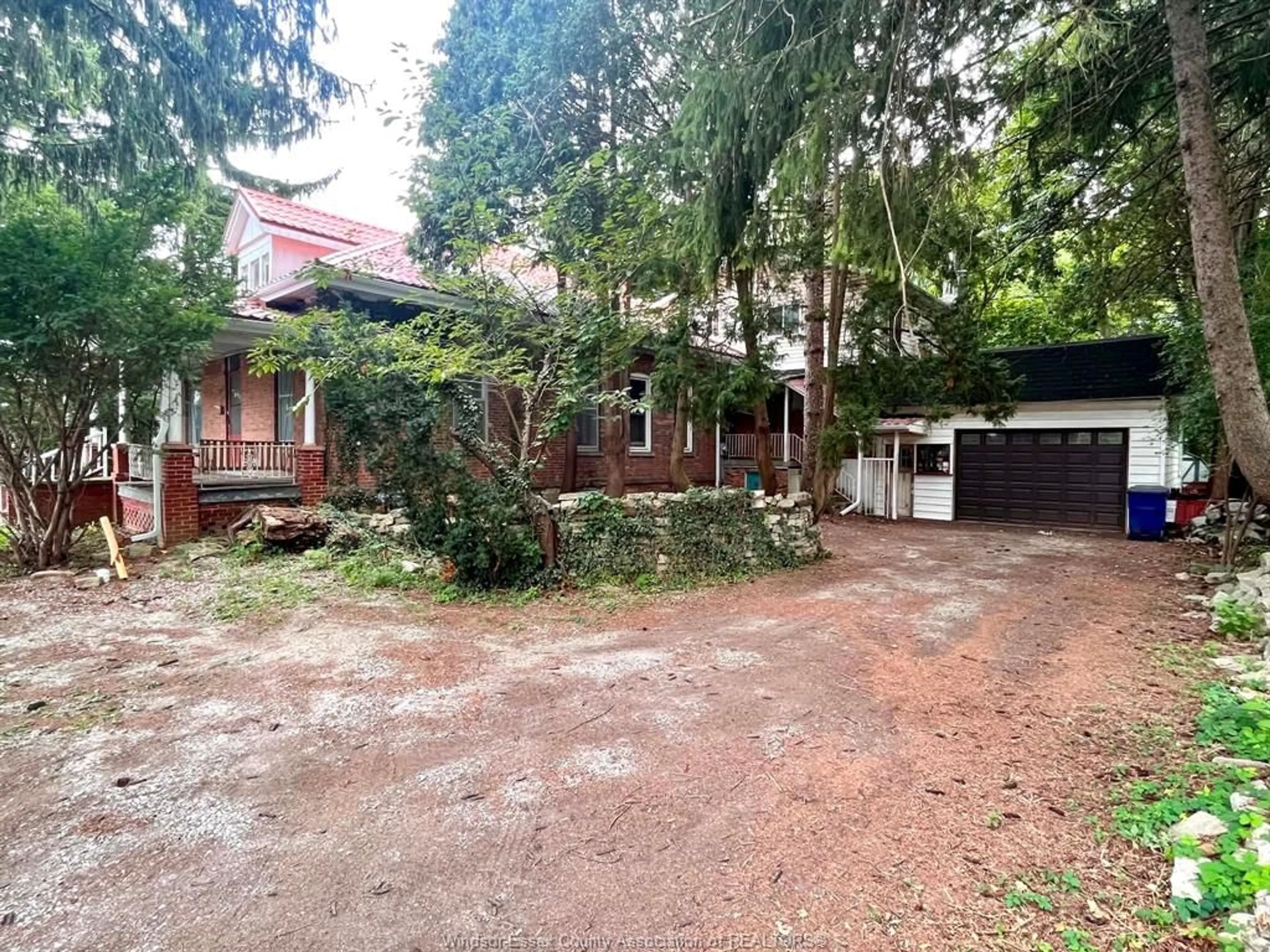 A pic from outside/outdoor area/front of a property/back of a property/a pic from drone, street for 62 LACROIX St, Chatham Ontario N7M 2T6