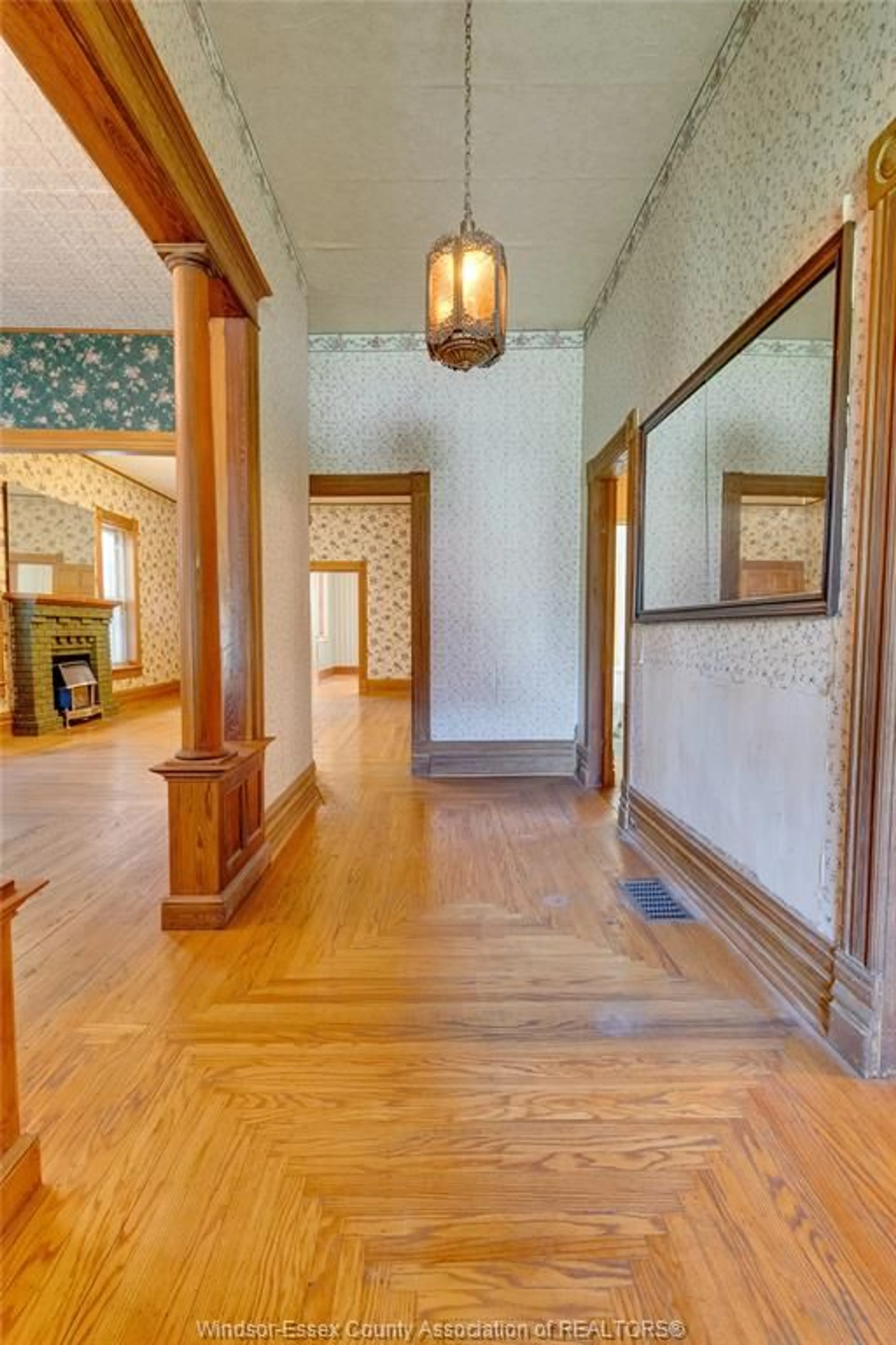 Indoor foyer for 62 LACROIX St, Chatham Ontario N7M 2T6