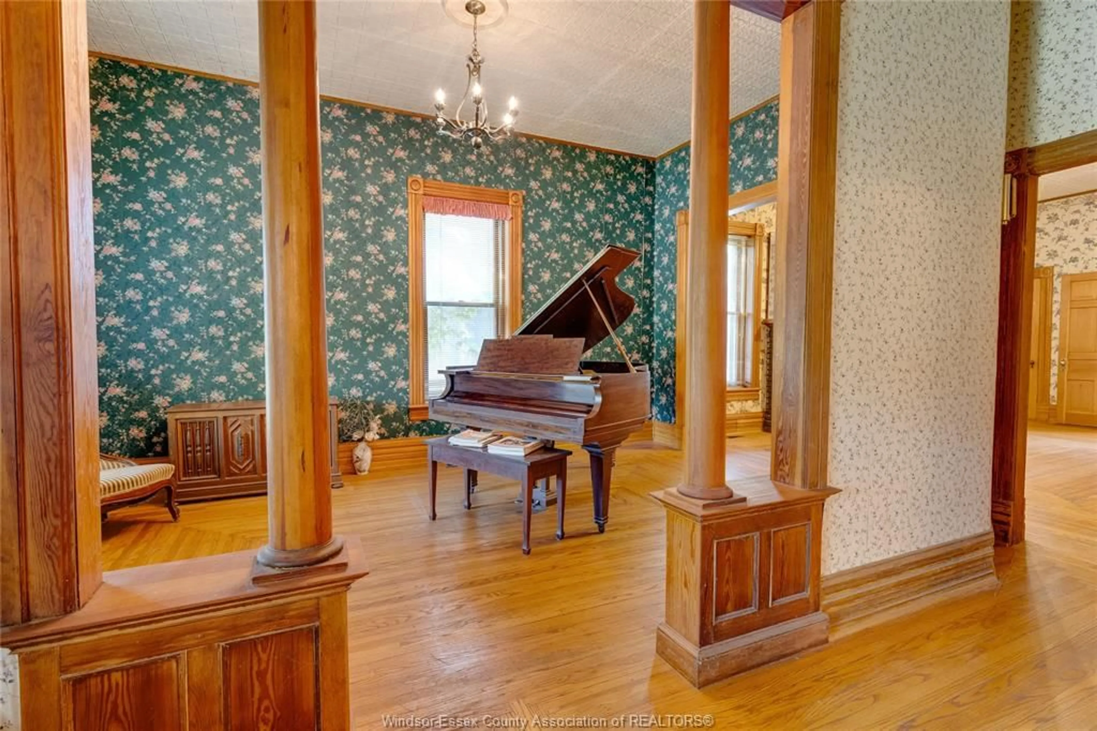 Indoor foyer for 62 LACROIX St, Chatham Ontario N7M 2T6