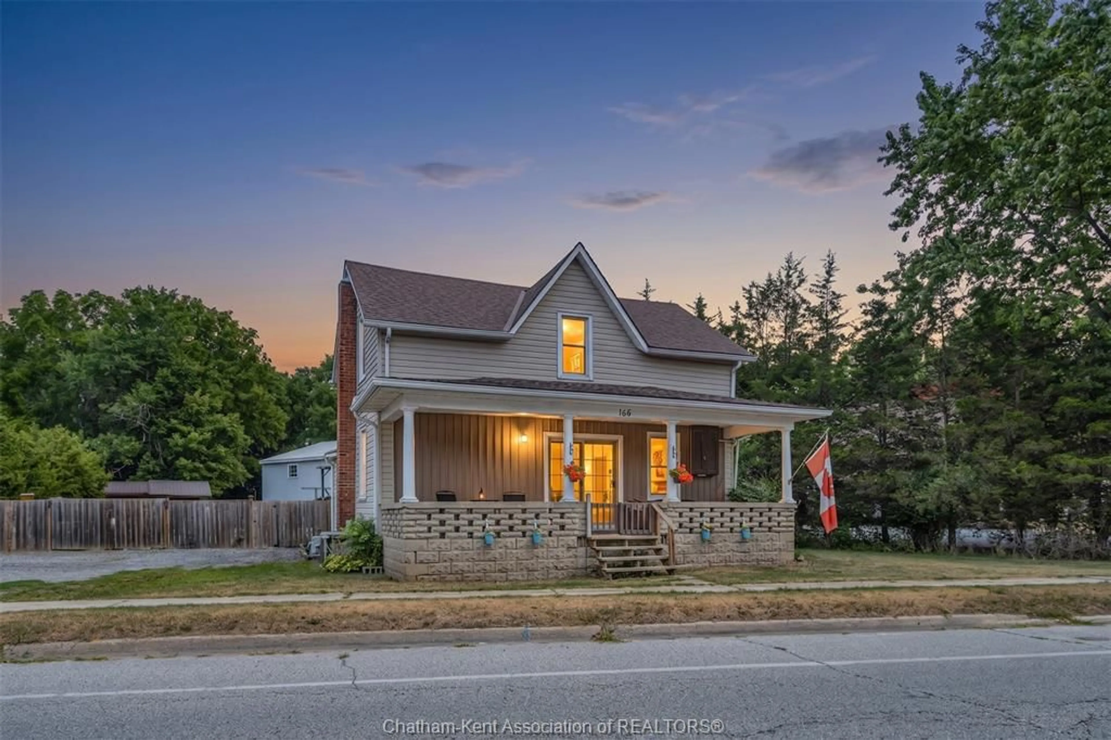 A pic from outside/outdoor area/front of a property/back of a property/a pic from drone, street for 166 LONDON Rd, Thamesville Ontario N0P 2K0