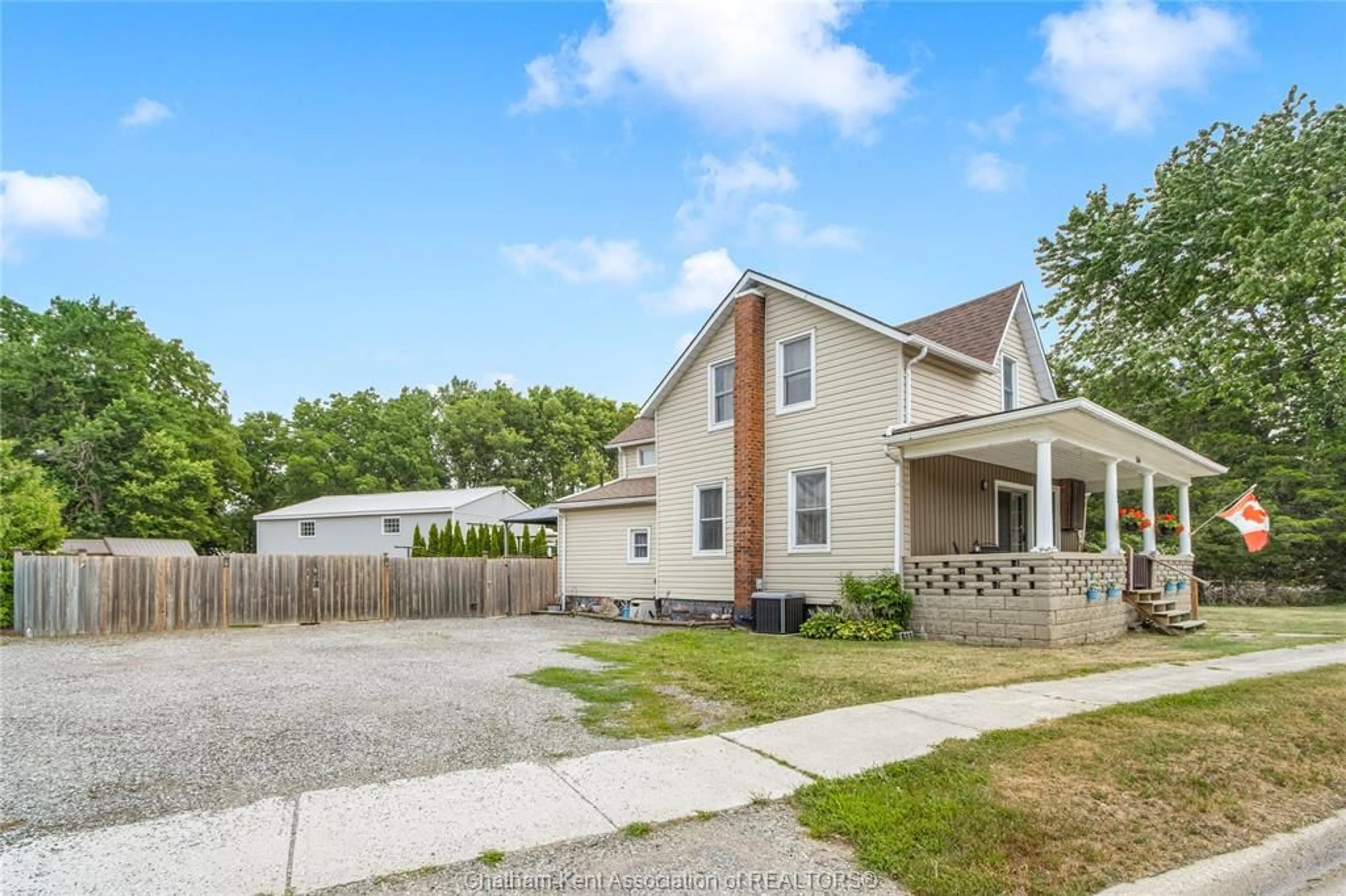 A pic from outside/outdoor area/front of a property/back of a property/a pic from drone, street for 166 LONDON Rd, Thamesville Ontario N0P 2K0
