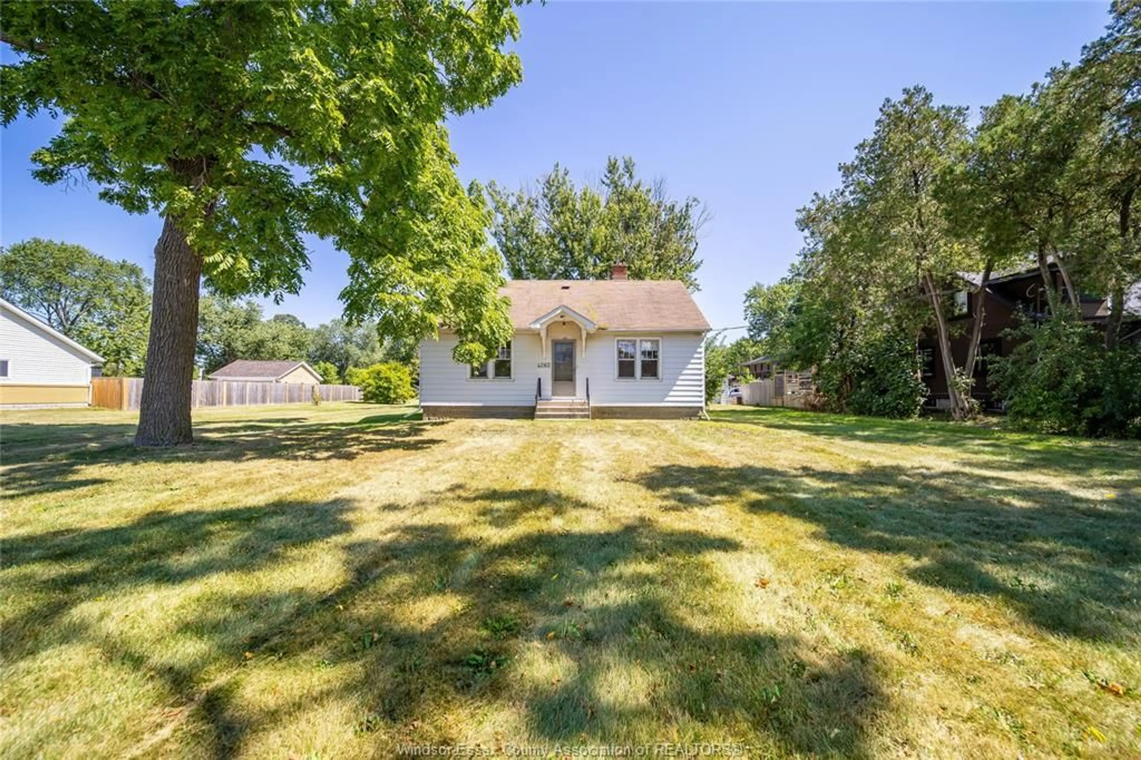 A pic from outside/outdoor area/front of a property/back of a property/a pic from drone, street for 4262 HOWARD Pl, Windsor Ontario N9G 1P3