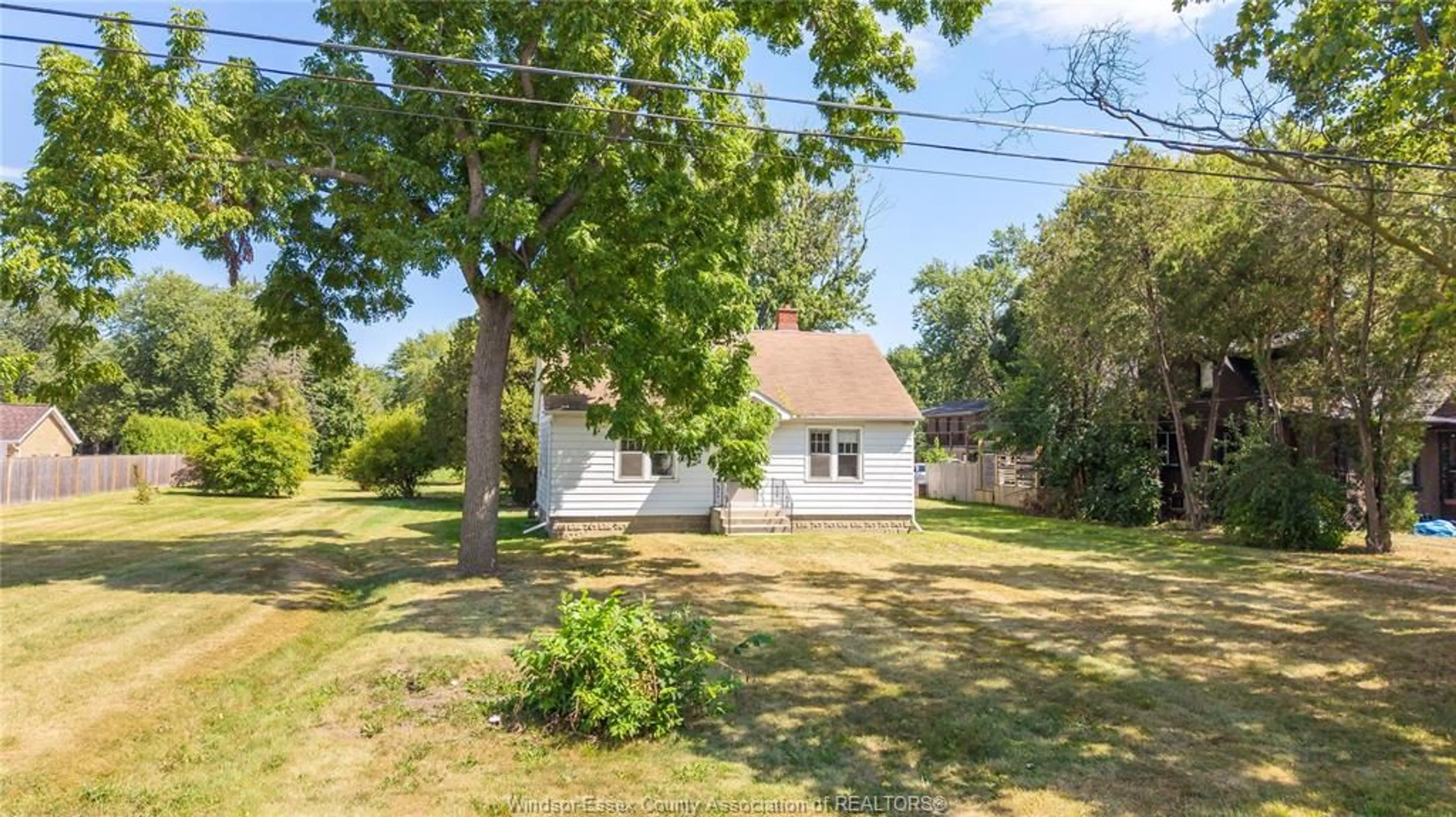 A pic from outside/outdoor area/front of a property/back of a property/a pic from drone, street for 4262 HOWARD Pl, Windsor Ontario N9G 1P3