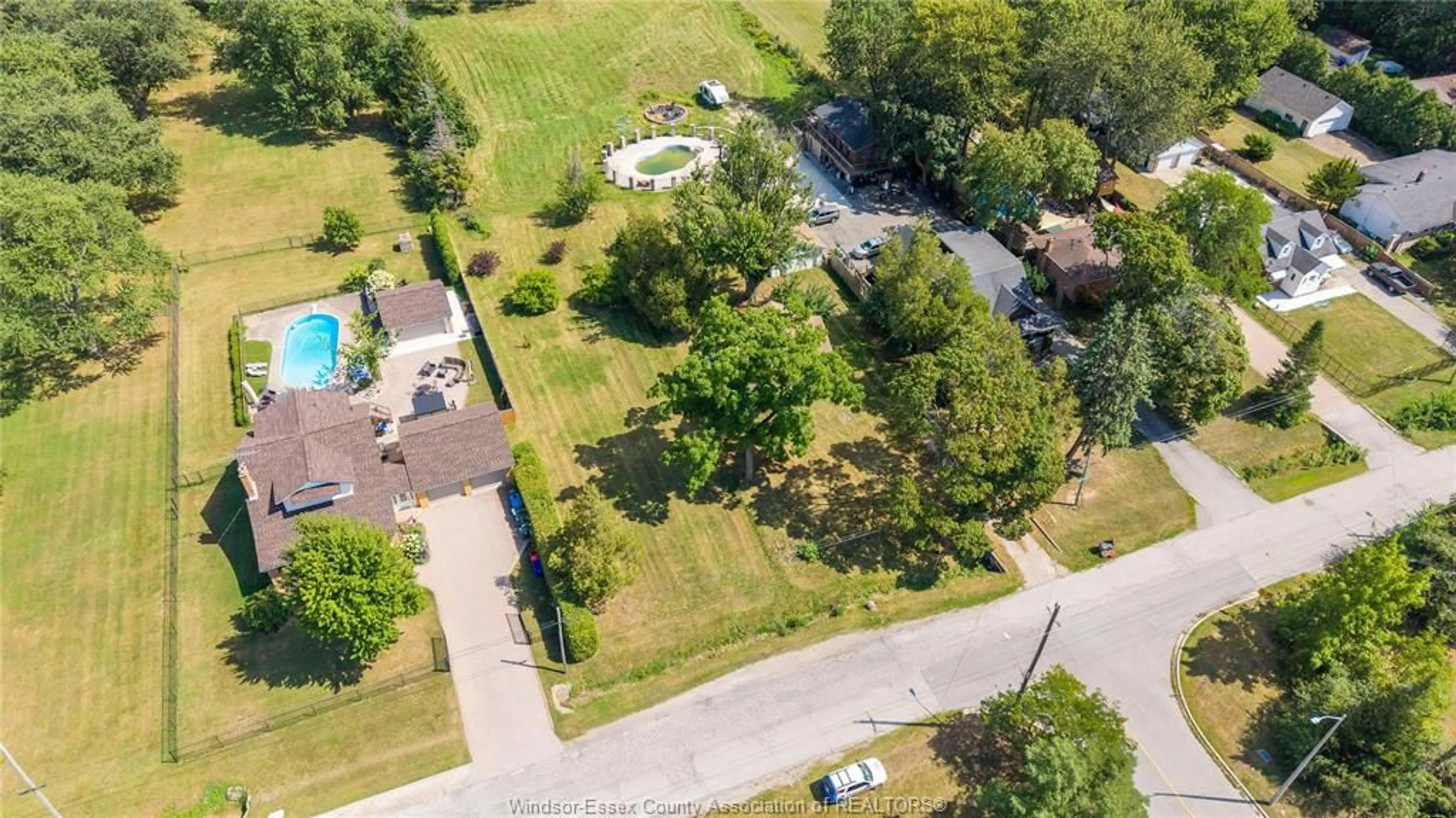 A pic from outside/outdoor area/front of a property/back of a property/a pic from drone, unknown for 4262 HOWARD Pl, Windsor Ontario N9G 1P3