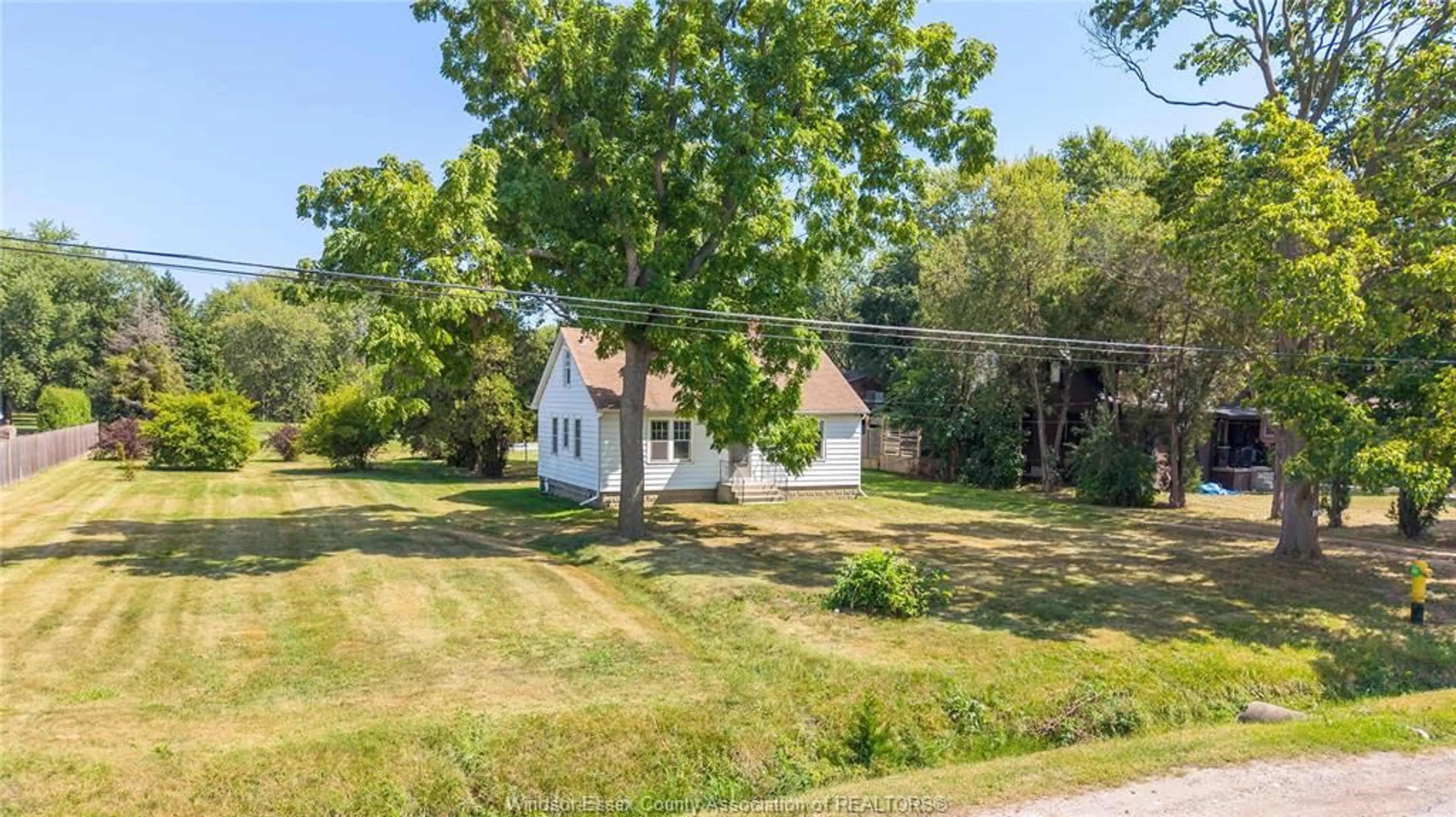 A pic from outside/outdoor area/front of a property/back of a property/a pic from drone, street for 4262 HOWARD Pl, Windsor Ontario N9G 1P3