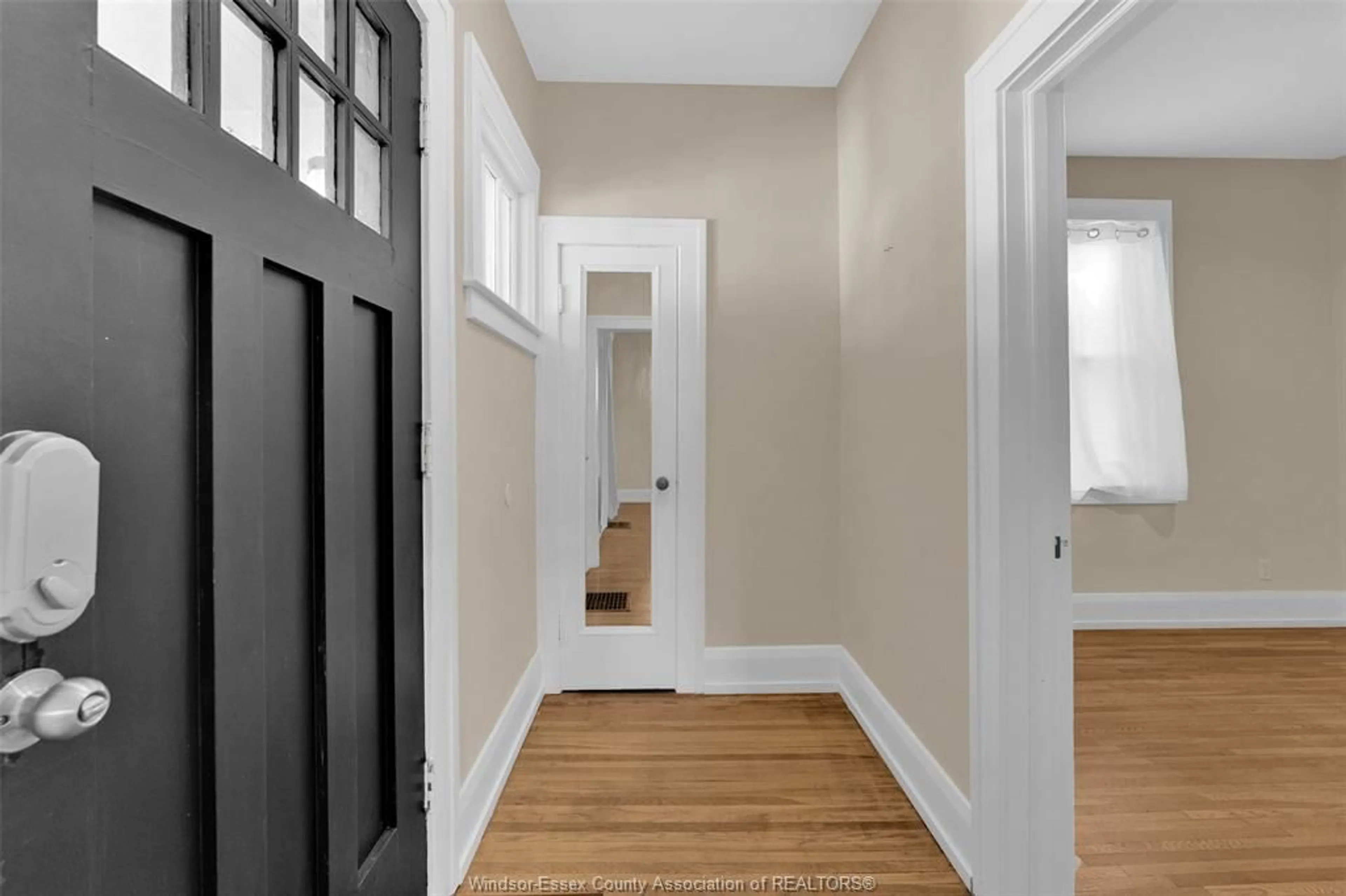 Indoor entryway for 1605 DOUGALL Ave, Windsor Ontario N8X 1S4