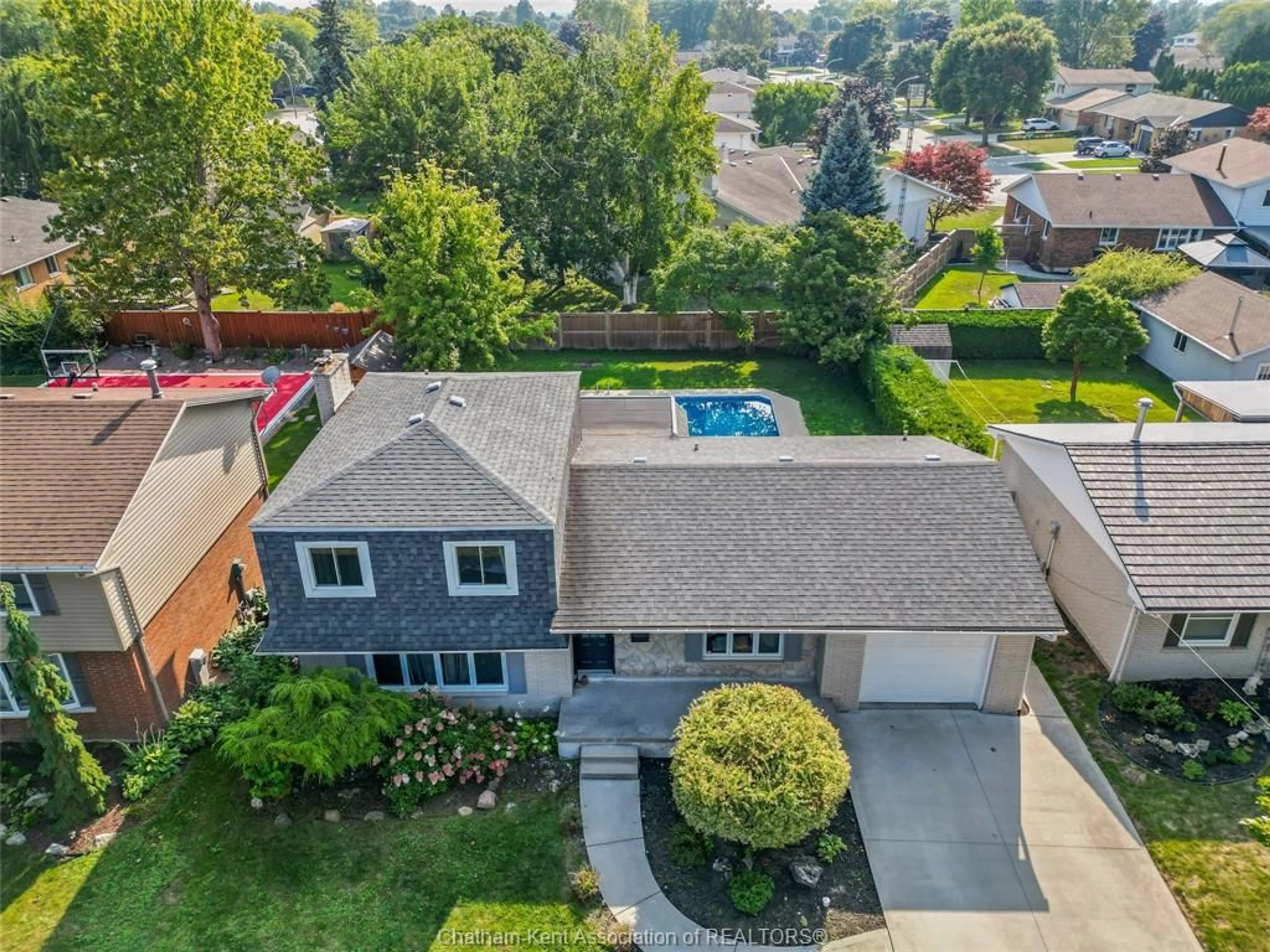 A pic from outside/outdoor area/front of a property/back of a property/a pic from drone, street for 71 Parry Dr, Chatham Ontario N7L 2J1