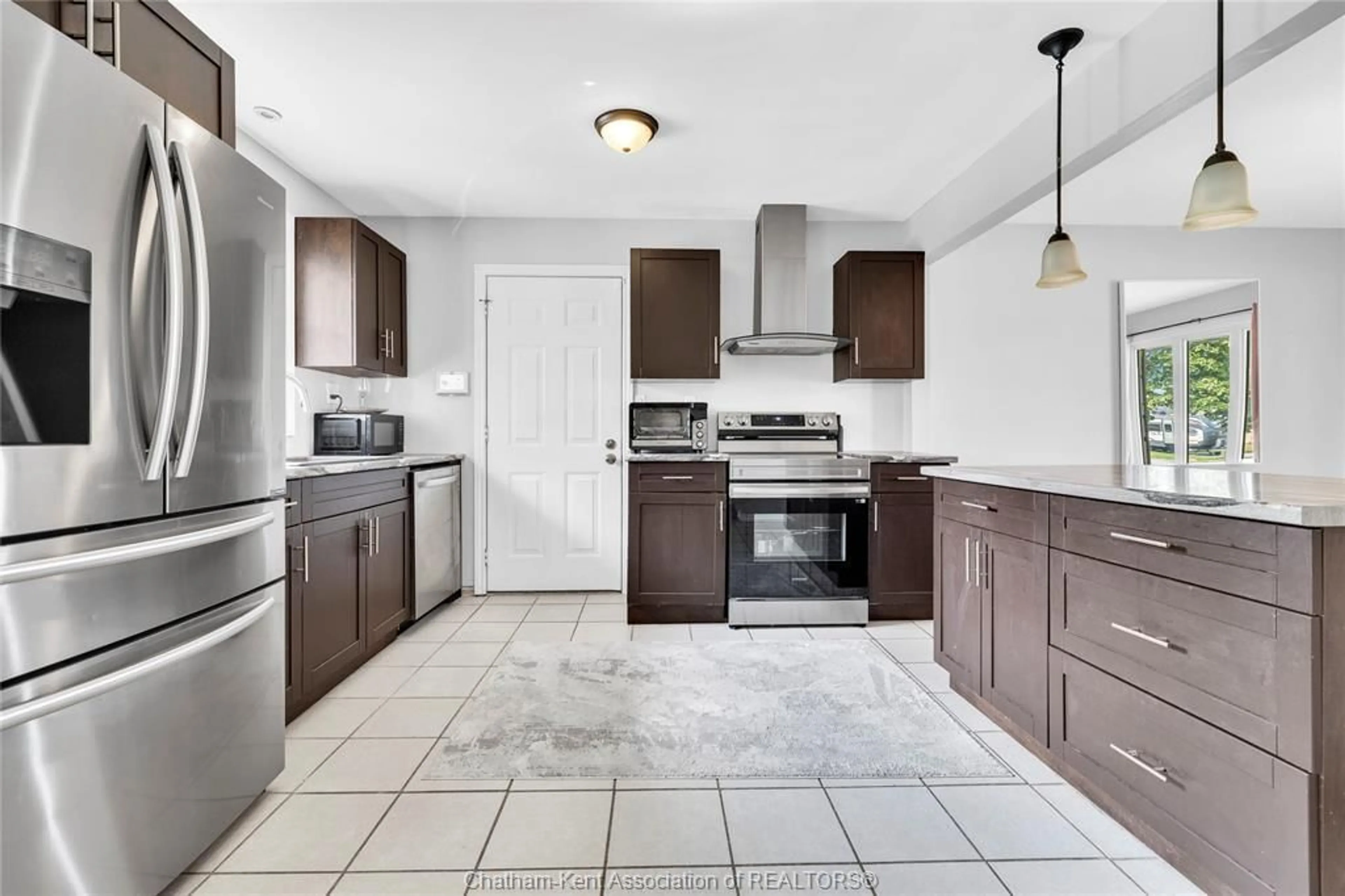 Open concept kitchen, ceramic/tile floor for 71 Parry Dr, Chatham Ontario N7L 2J1