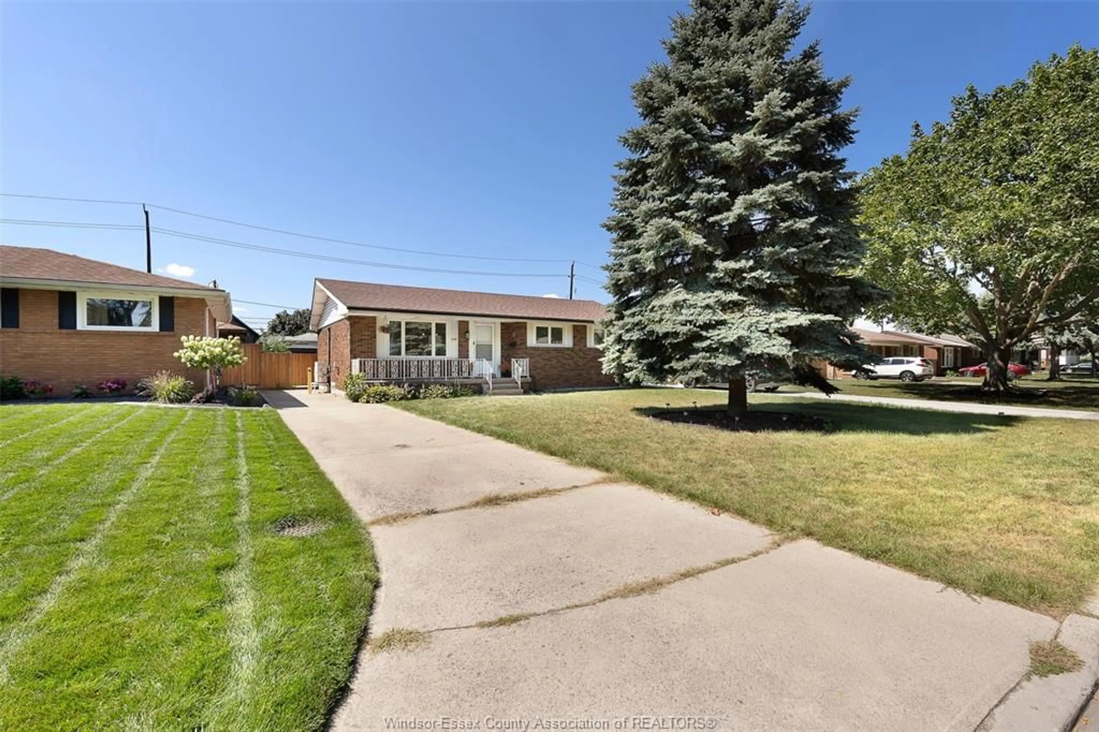 A pic from outside/outdoor area/front of a property/back of a property/a pic from drone, street for 1237 HOMEDALE, Windsor Ontario N8S 2T6