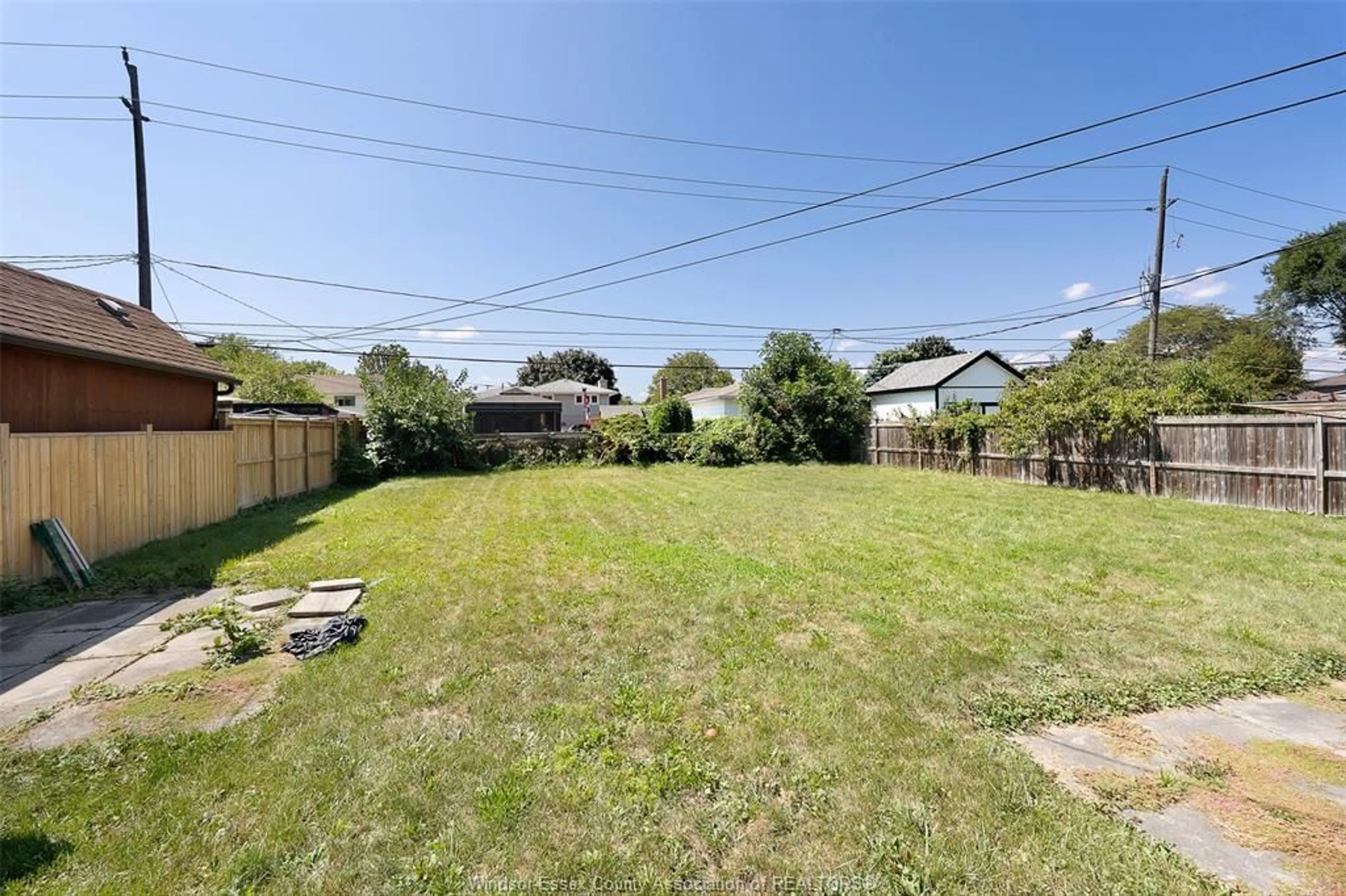 A pic from outside/outdoor area/front of a property/back of a property/a pic from drone, street for 1237 HOMEDALE, Windsor Ontario N8S 2T6