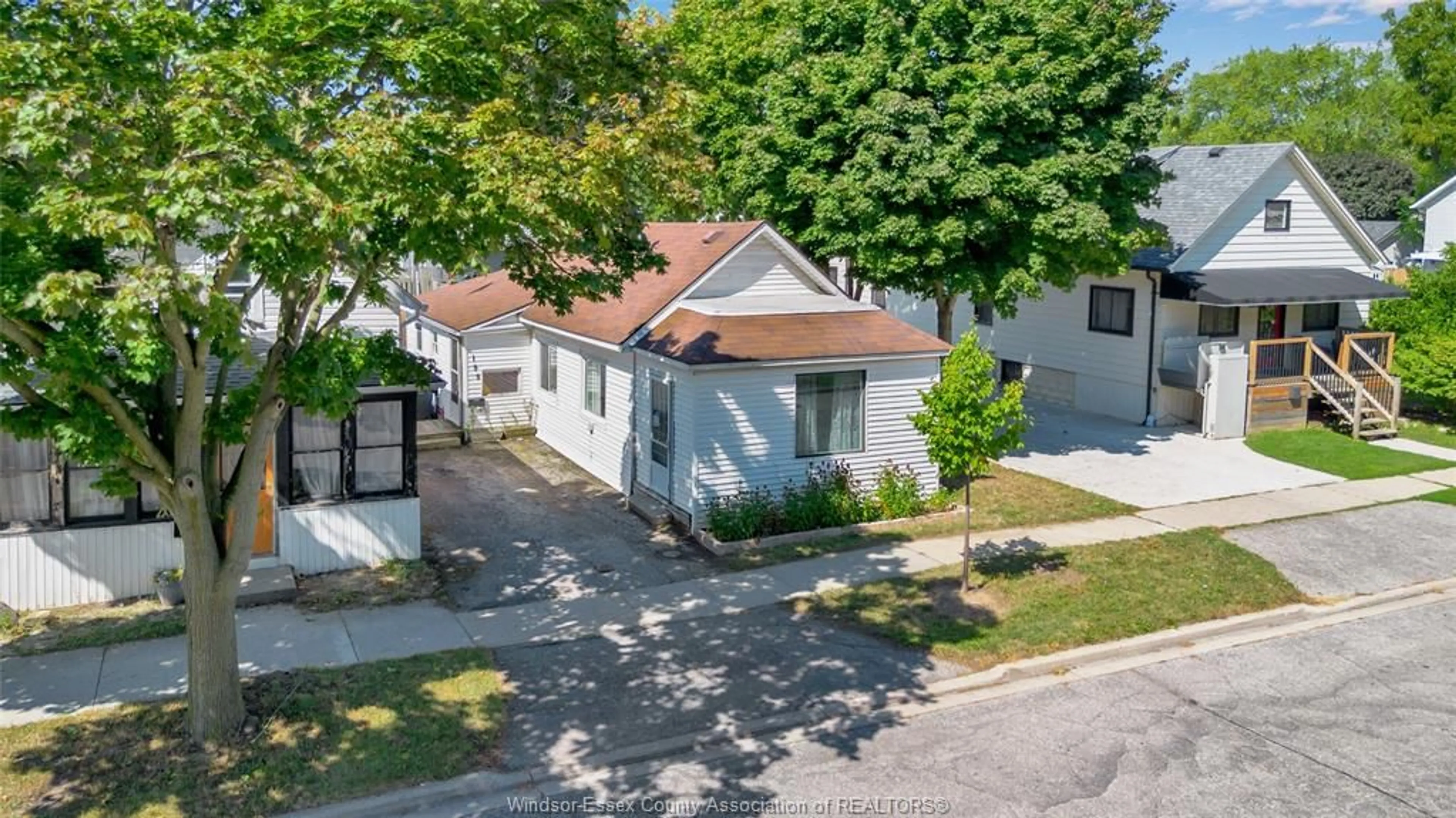 A pic from outside/outdoor area/front of a property/back of a property/a pic from drone, street for 198 BROCK, Amherstburg Ontario N9V 2G9