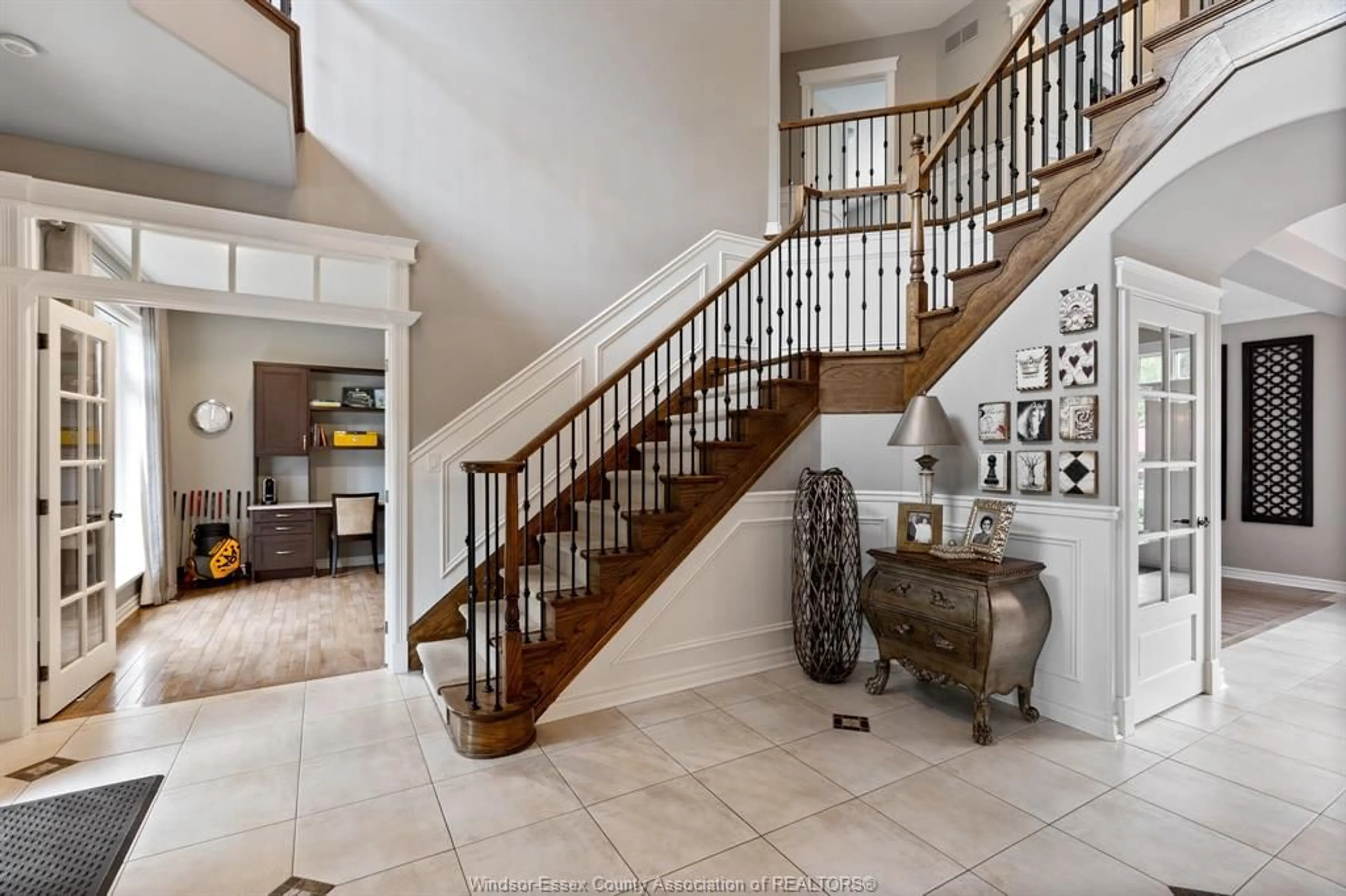 Indoor foyer for 1270 Lyoness, LaSalle Ontario N9J 3Y5
