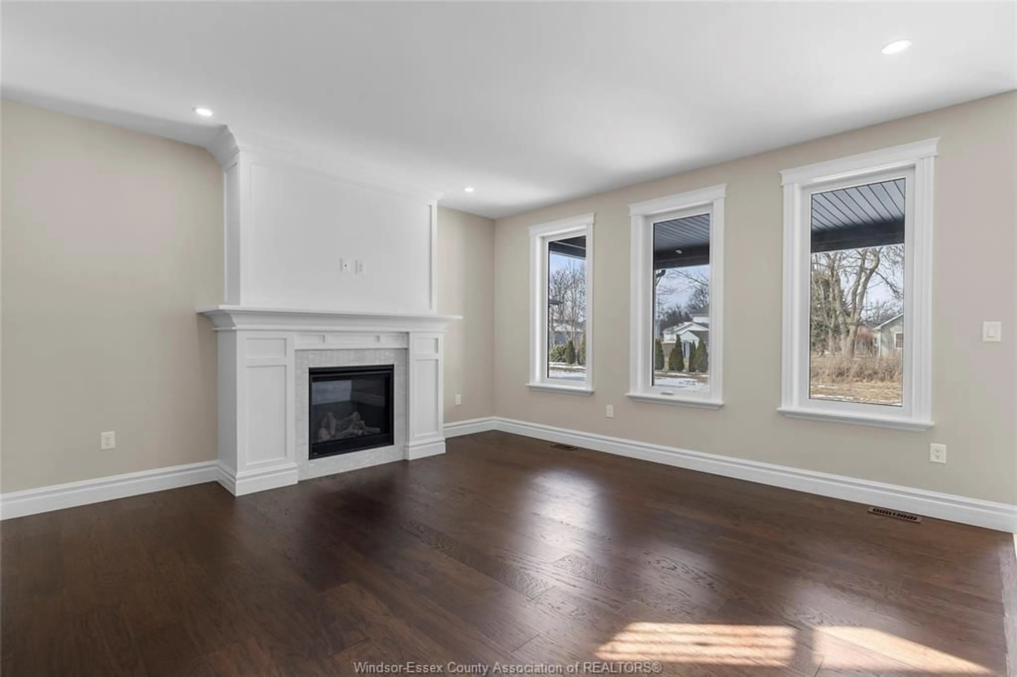 Living room with furniture, wood/laminate floor for 71 REDWOOD, Kingsville Ontario N0R 1B0