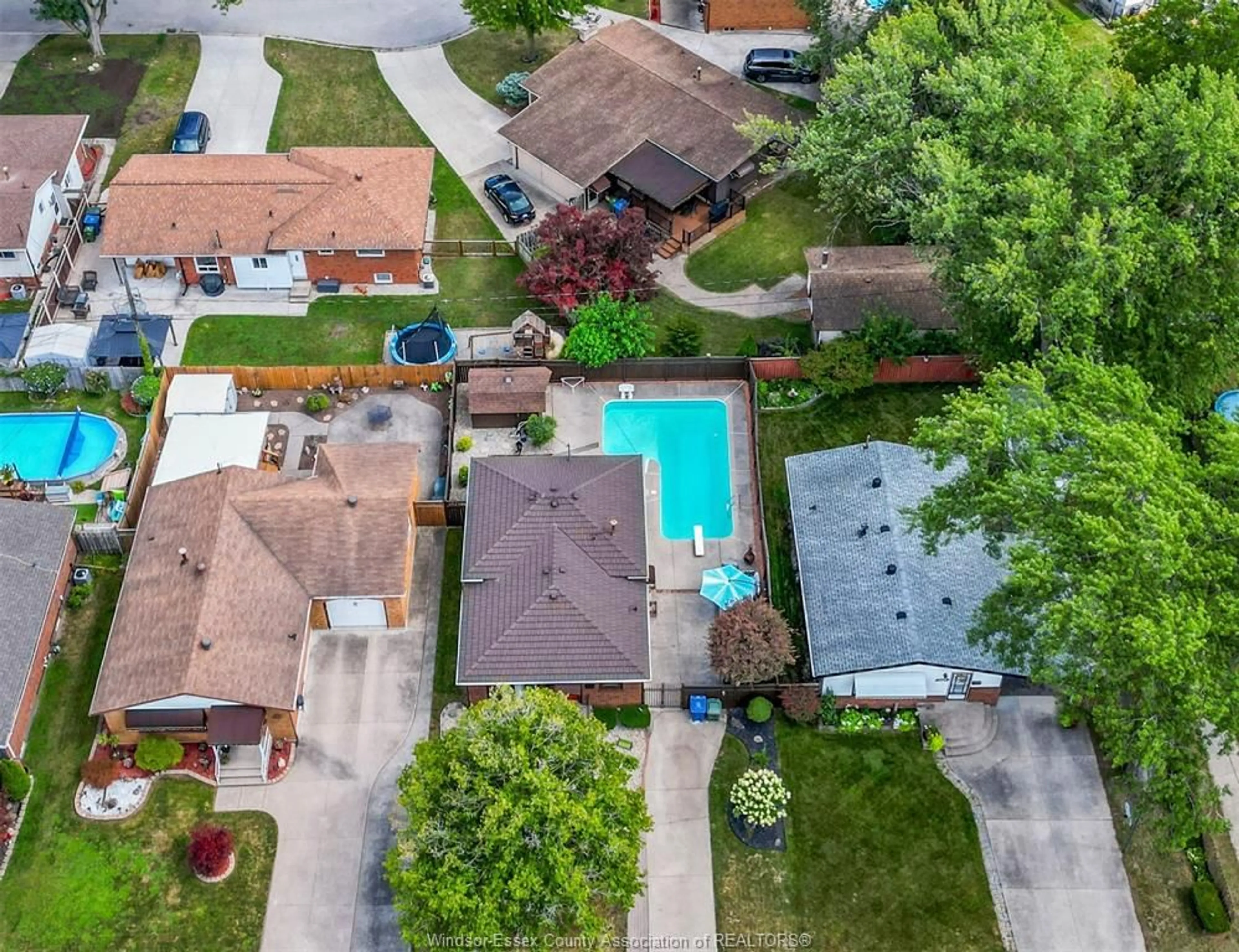 A pic from outside/outdoor area/front of a property/back of a property/a pic from drone, street for 3981 WHITNEY, Windsor Ontario N9C 2C7
