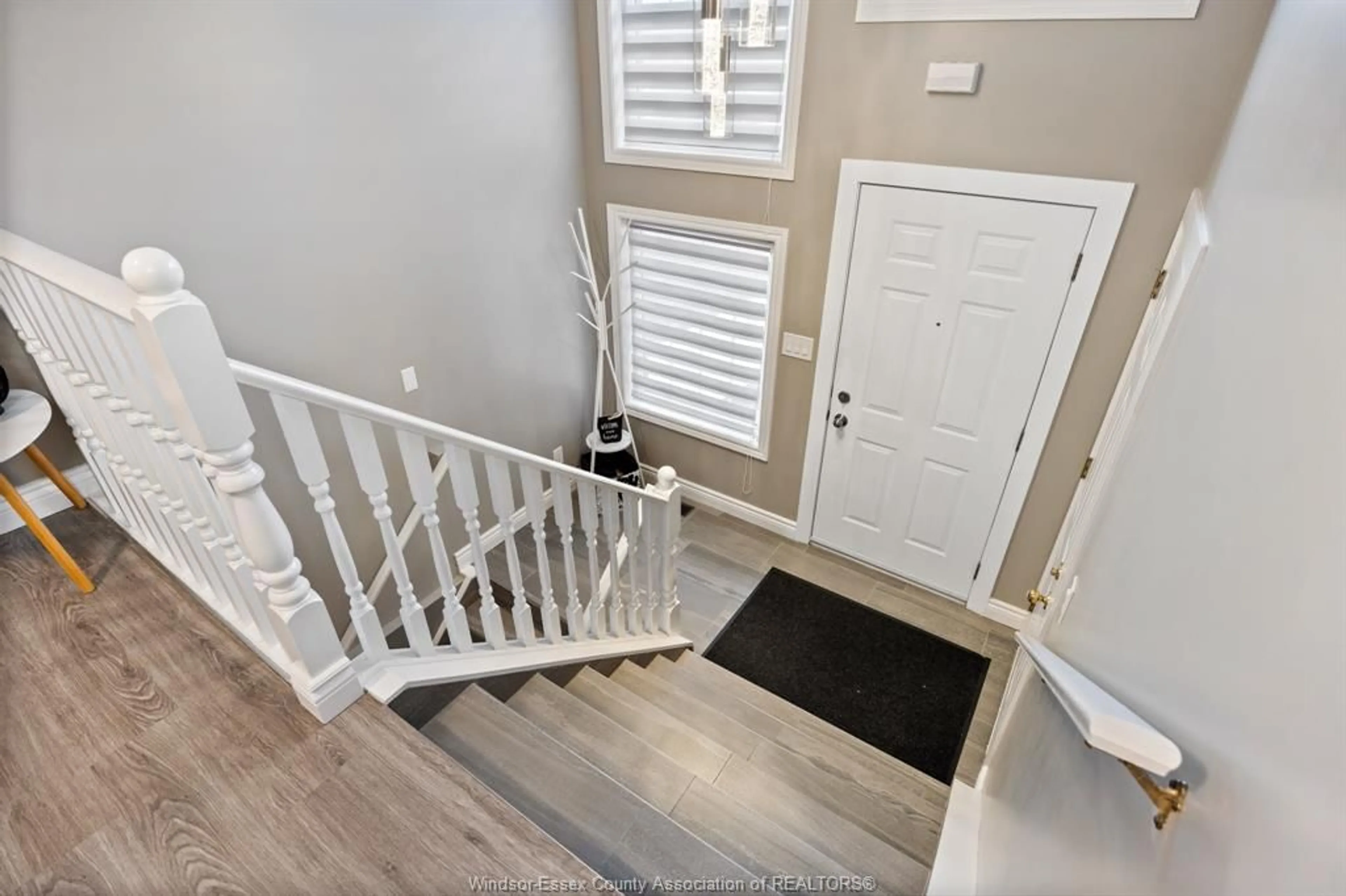 Indoor entryway for 2343 LAMONT St, Windsor Ontario N9E 3Z2