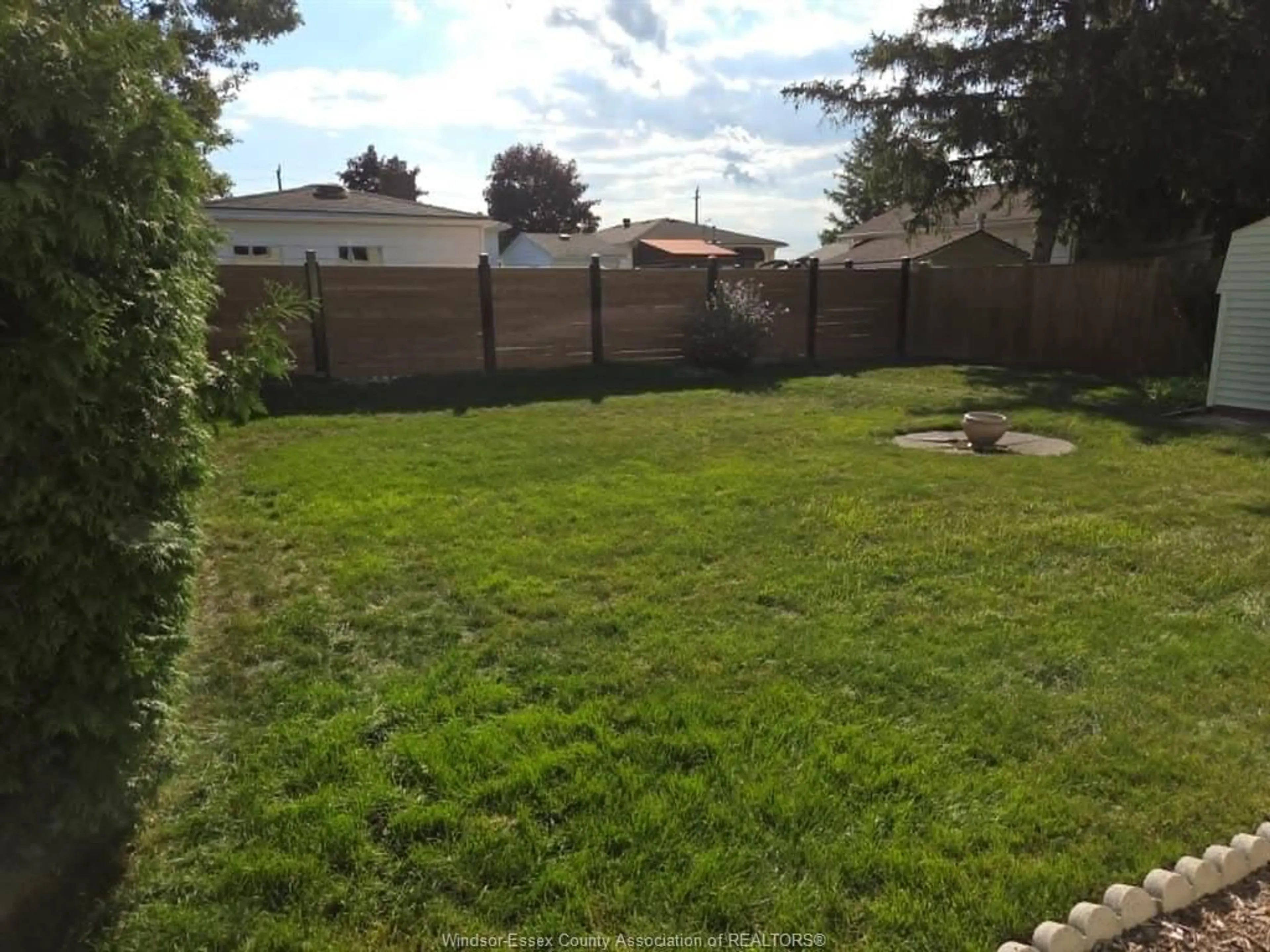 A pic from outside/outdoor area/front of a property/back of a property/a pic from drone, street for 68 EDWARD St, Essex Ontario N8M 1L7