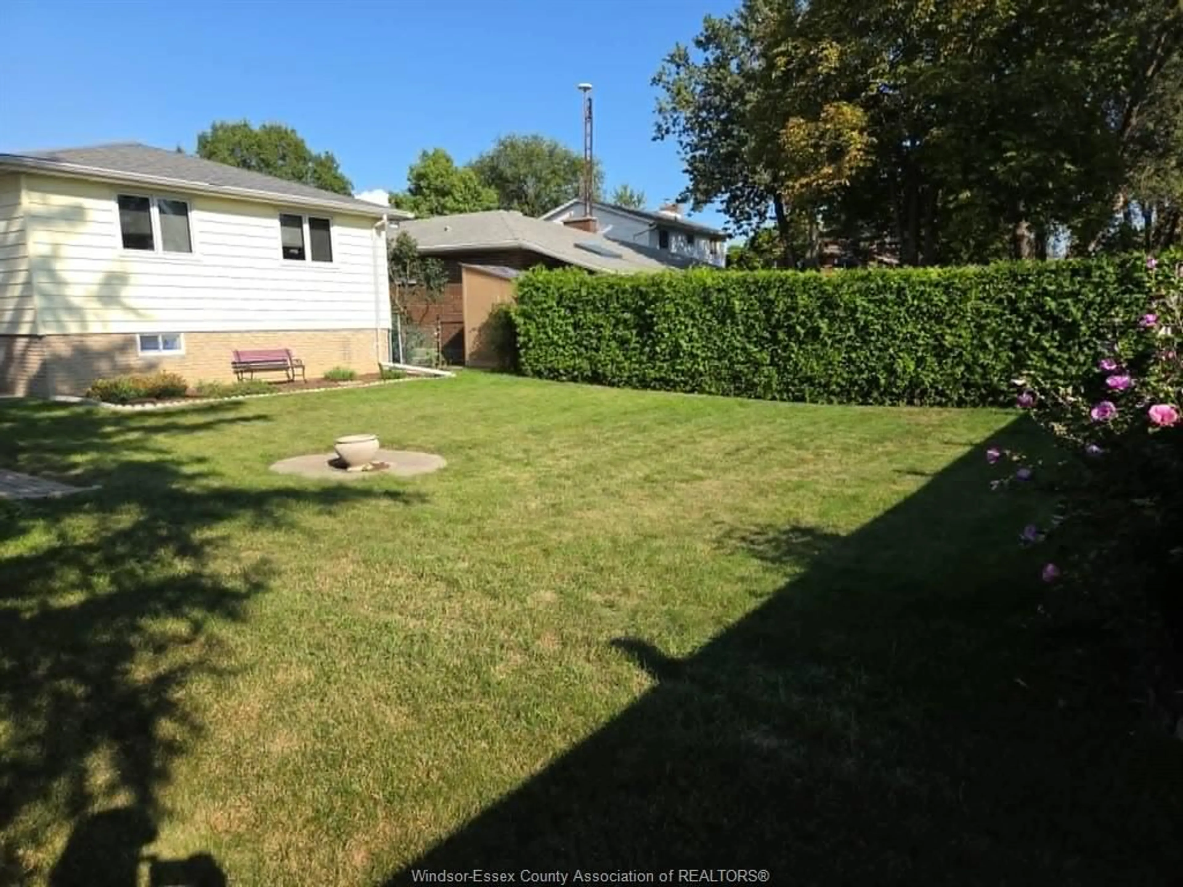 A pic from outside/outdoor area/front of a property/back of a property/a pic from drone, street for 68 EDWARD St, Essex Ontario N8M 1L7