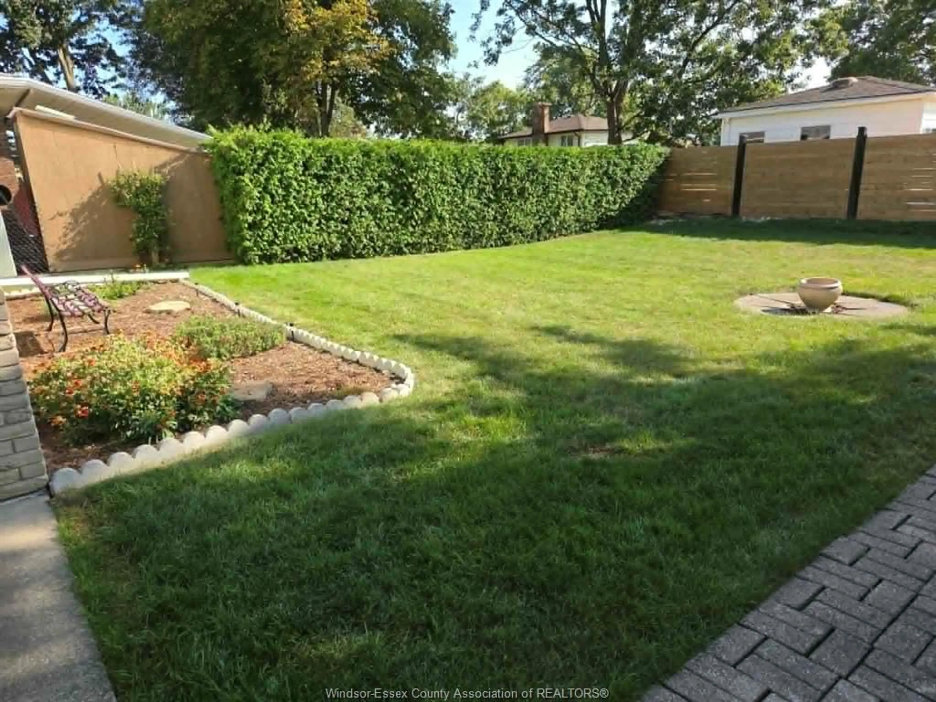 A pic from outside/outdoor area/front of a property/back of a property/a pic from drone, street for 68 EDWARD St, Essex Ontario N8M 1L7