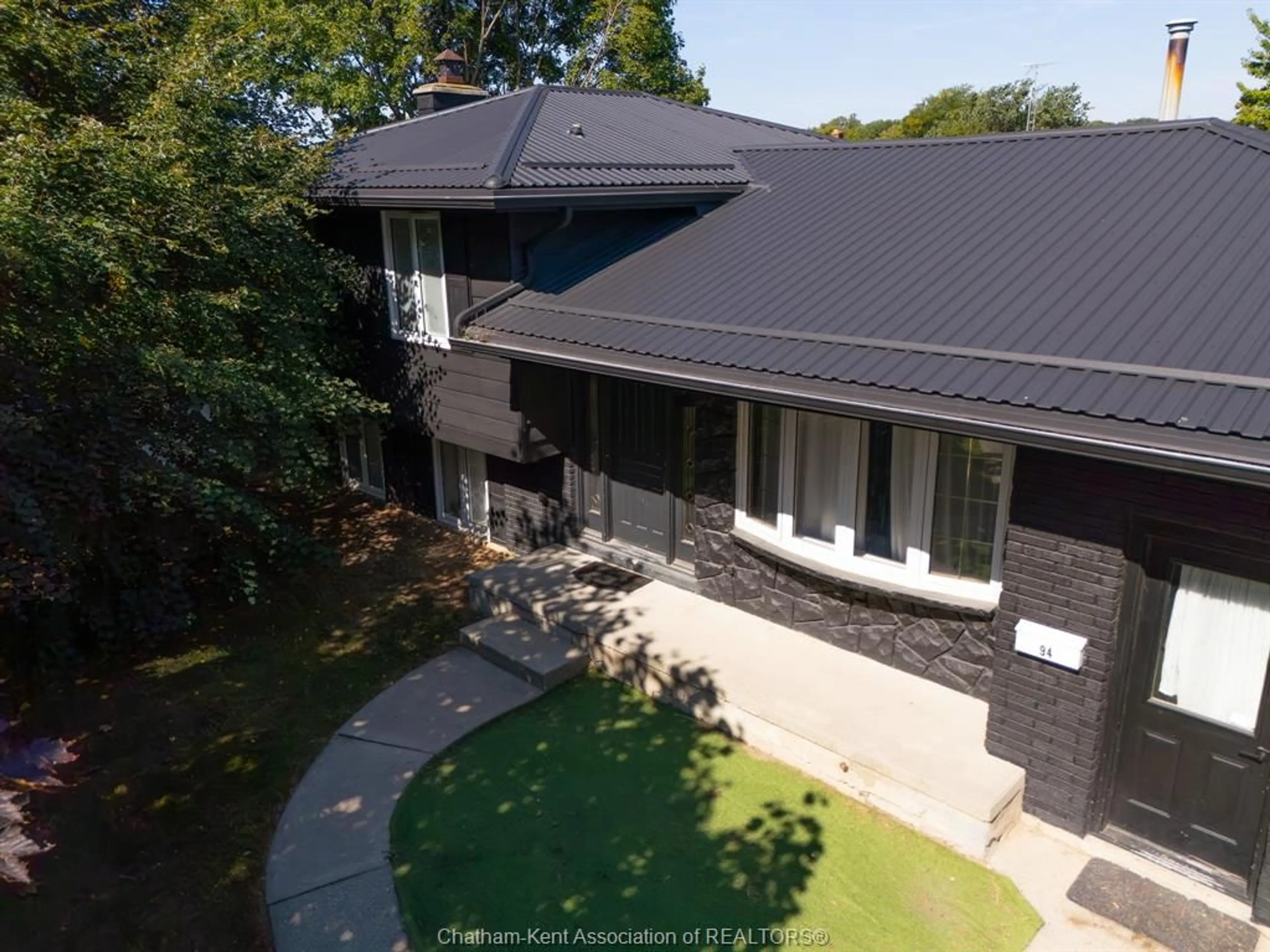 A pic from outside/outdoor area/front of a property/back of a property/a pic from drone, street for 94 OTTAWA Dr, Chatham Ontario N7L 2J6