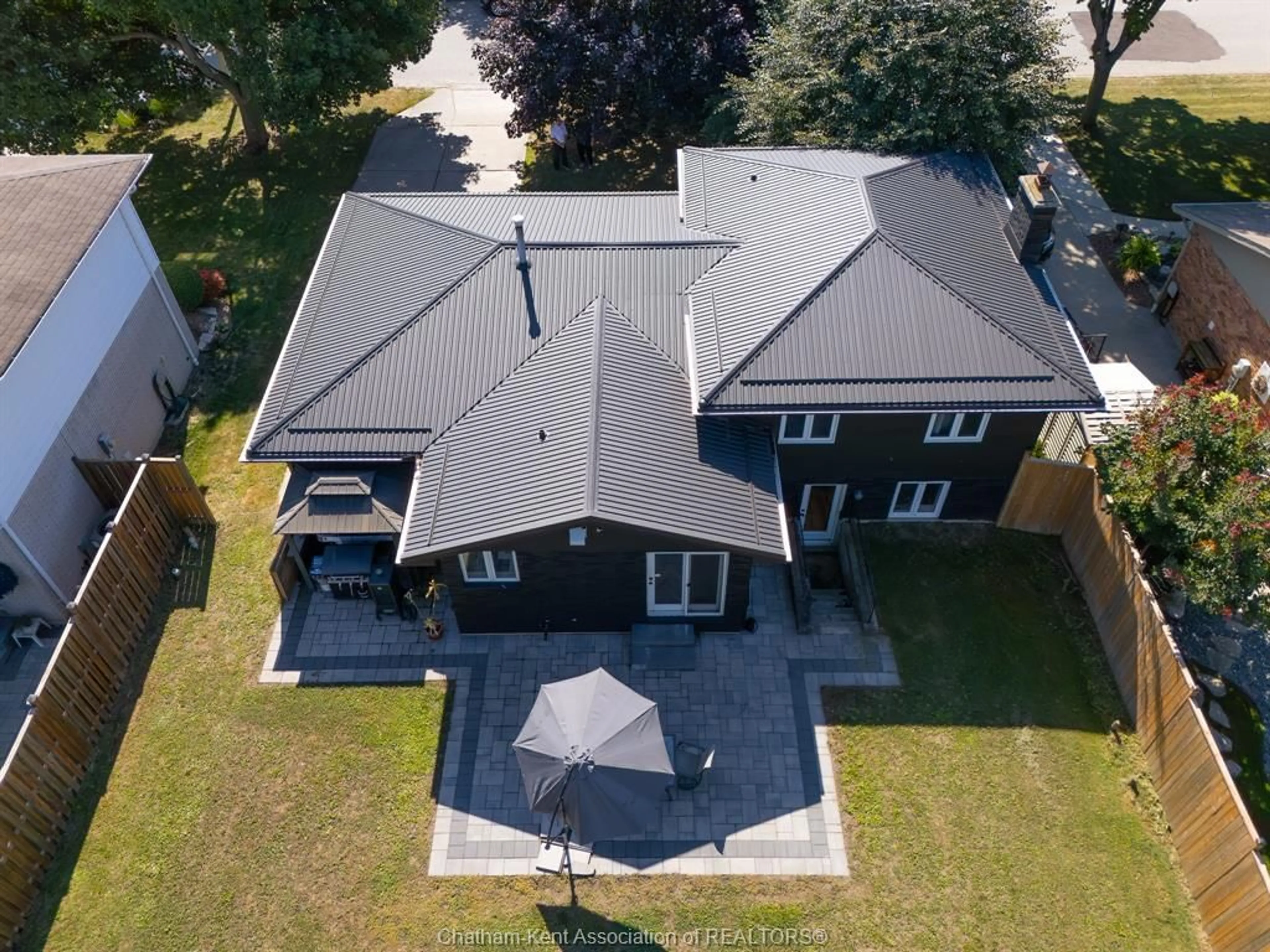 A pic from outside/outdoor area/front of a property/back of a property/a pic from drone, building for 94 OTTAWA Dr, Chatham Ontario N7L 2J6