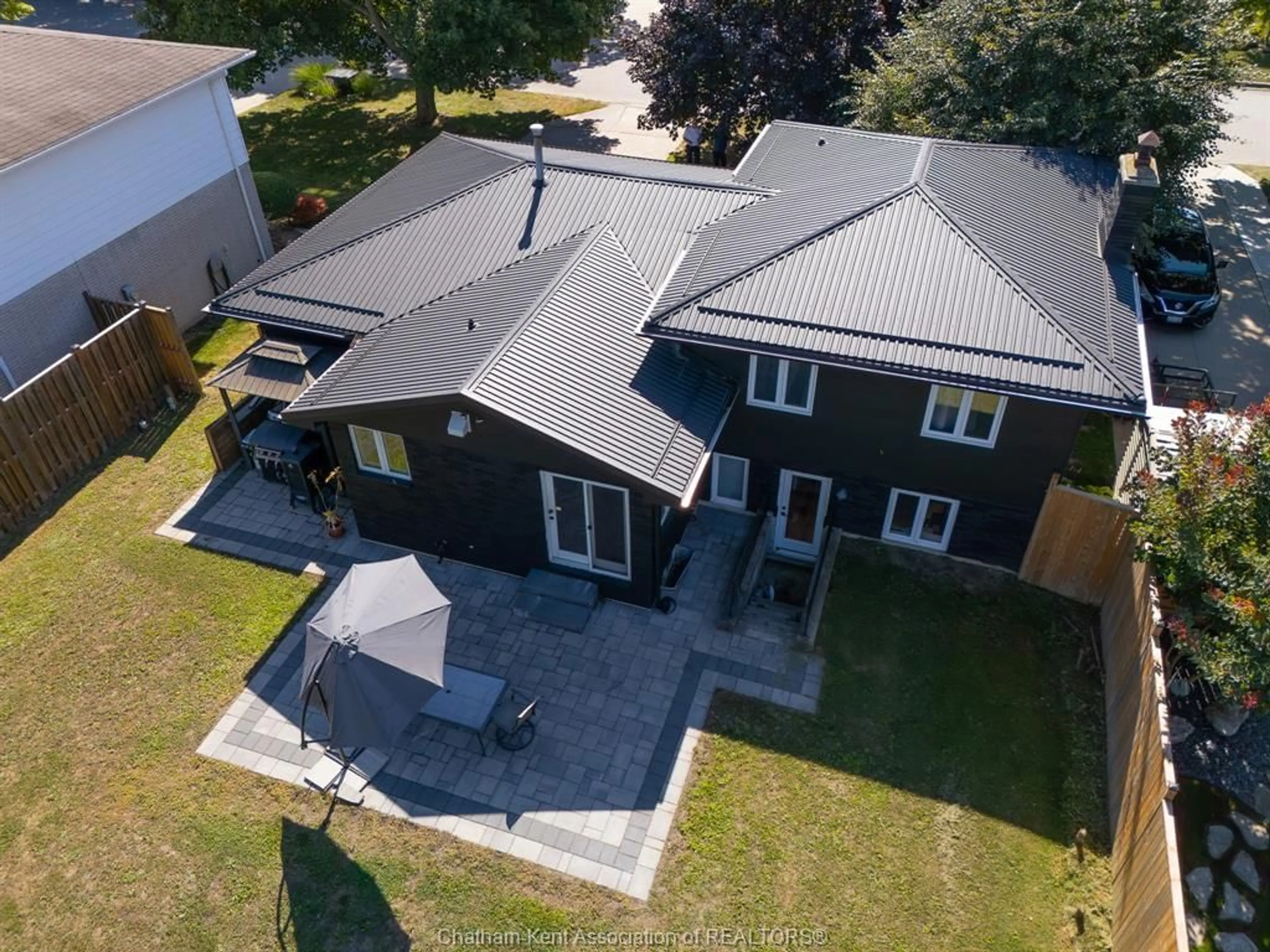 A pic from outside/outdoor area/front of a property/back of a property/a pic from drone, building for 94 OTTAWA Dr, Chatham Ontario N7L 2J6