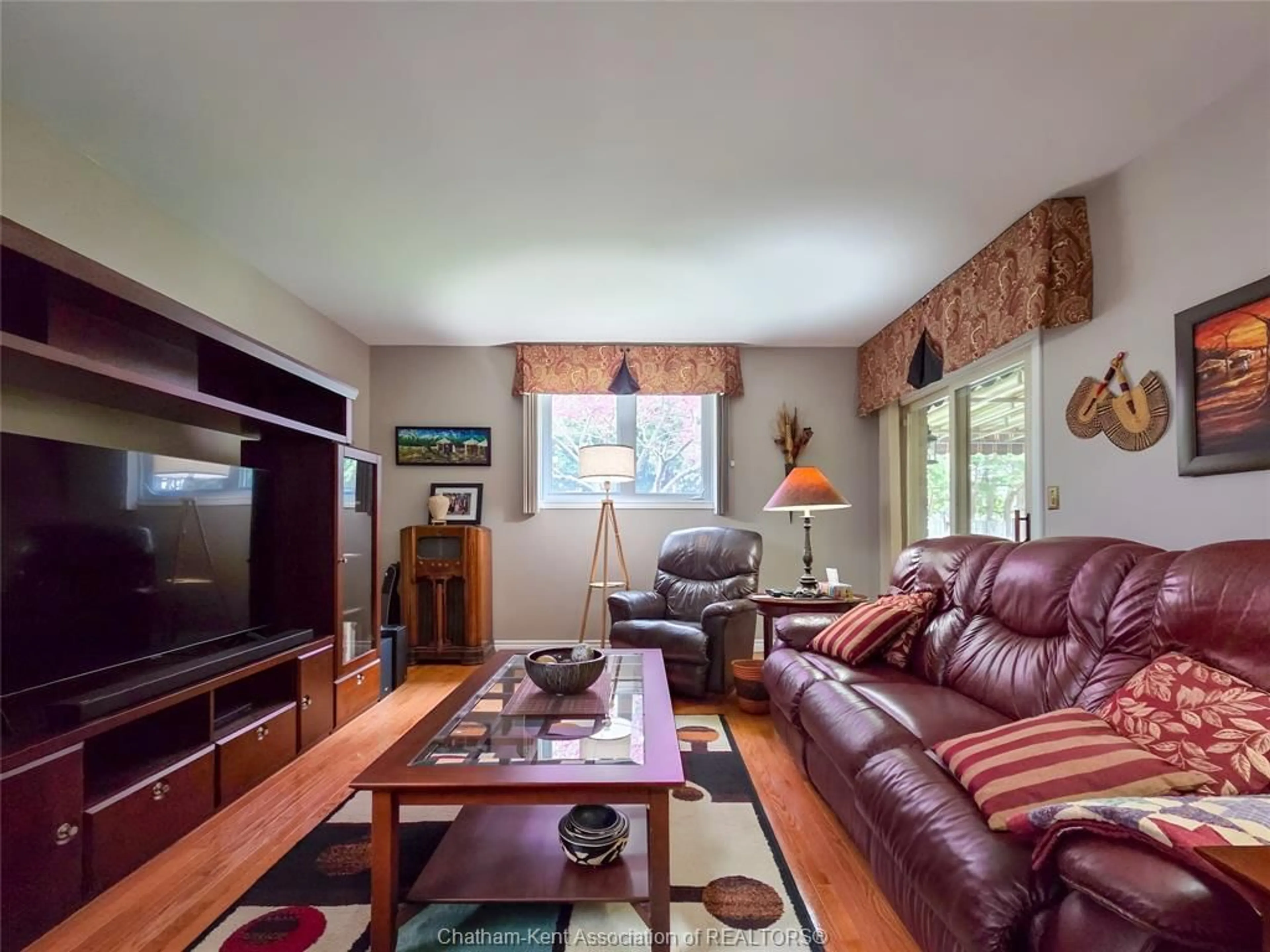 Living room with furniture, wood/laminate floor for 58 HARVEST Cres, Chatham Ontario N7L 5C4