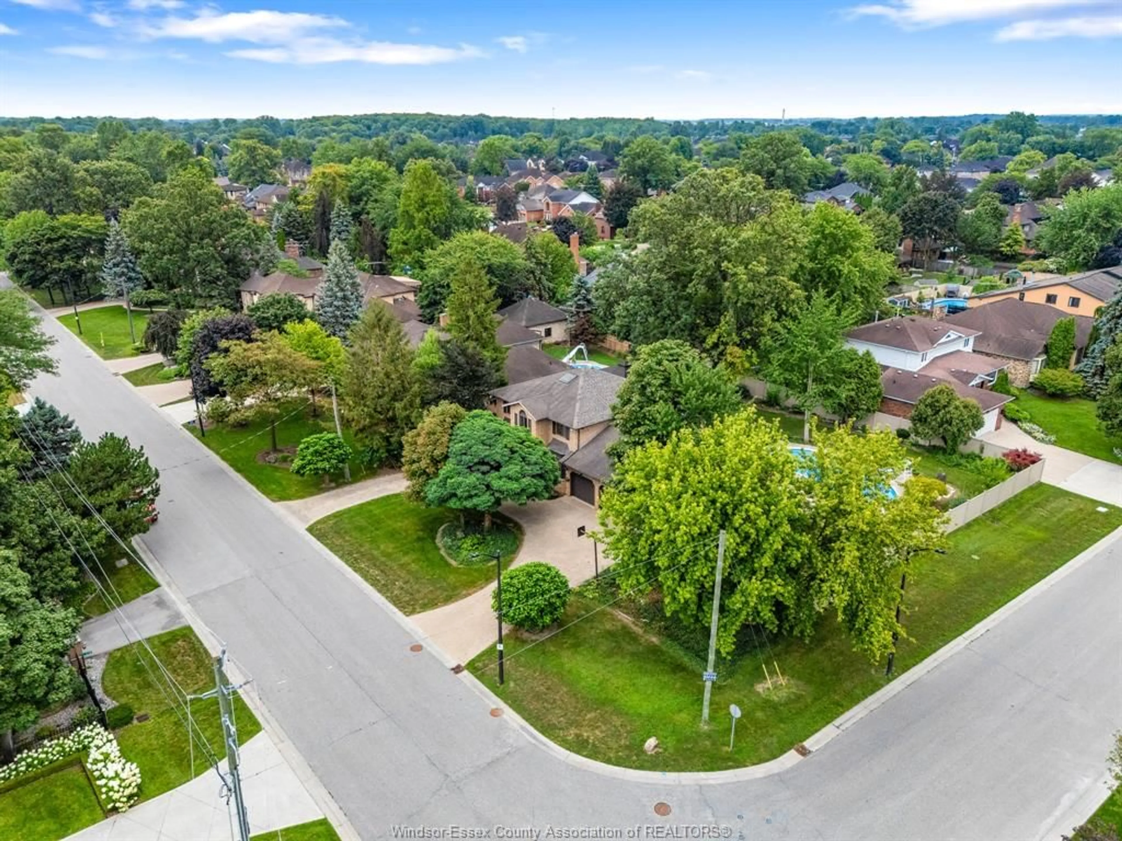 A pic from outside/outdoor area/front of a property/back of a property/a pic from drone, street for 267 ELMGROVE Dr, Lakeshore Ontario N8N 4G9