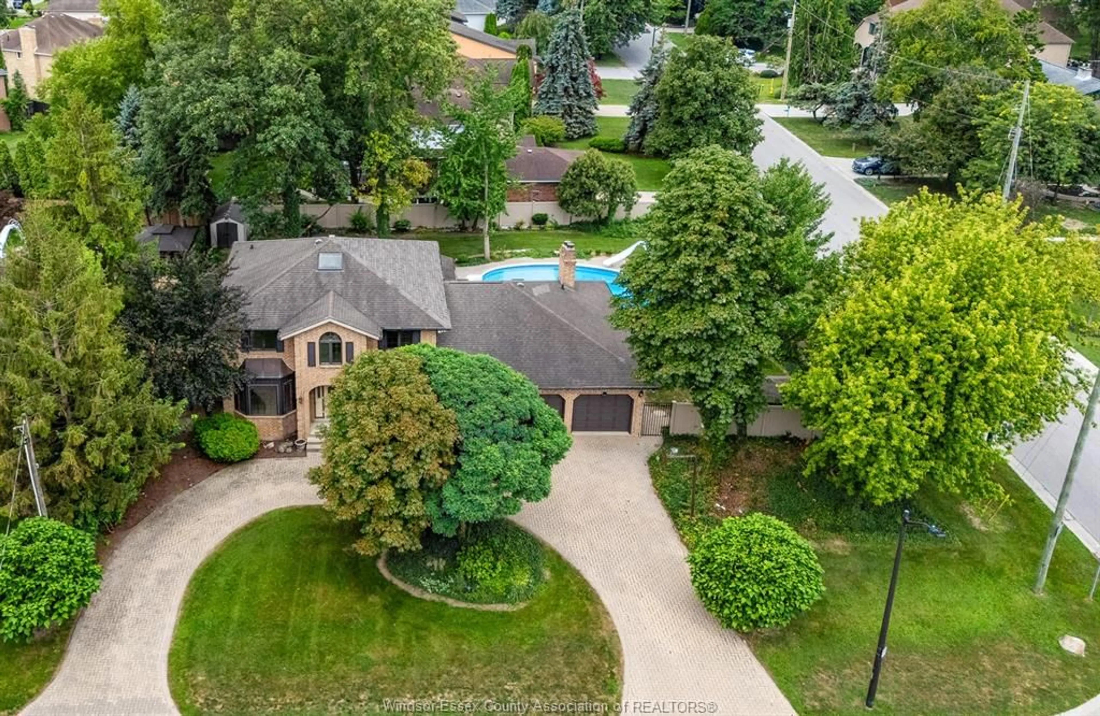 A pic from outside/outdoor area/front of a property/back of a property/a pic from drone, unknown for 267 ELMGROVE Dr, Lakeshore Ontario N8N 4G9