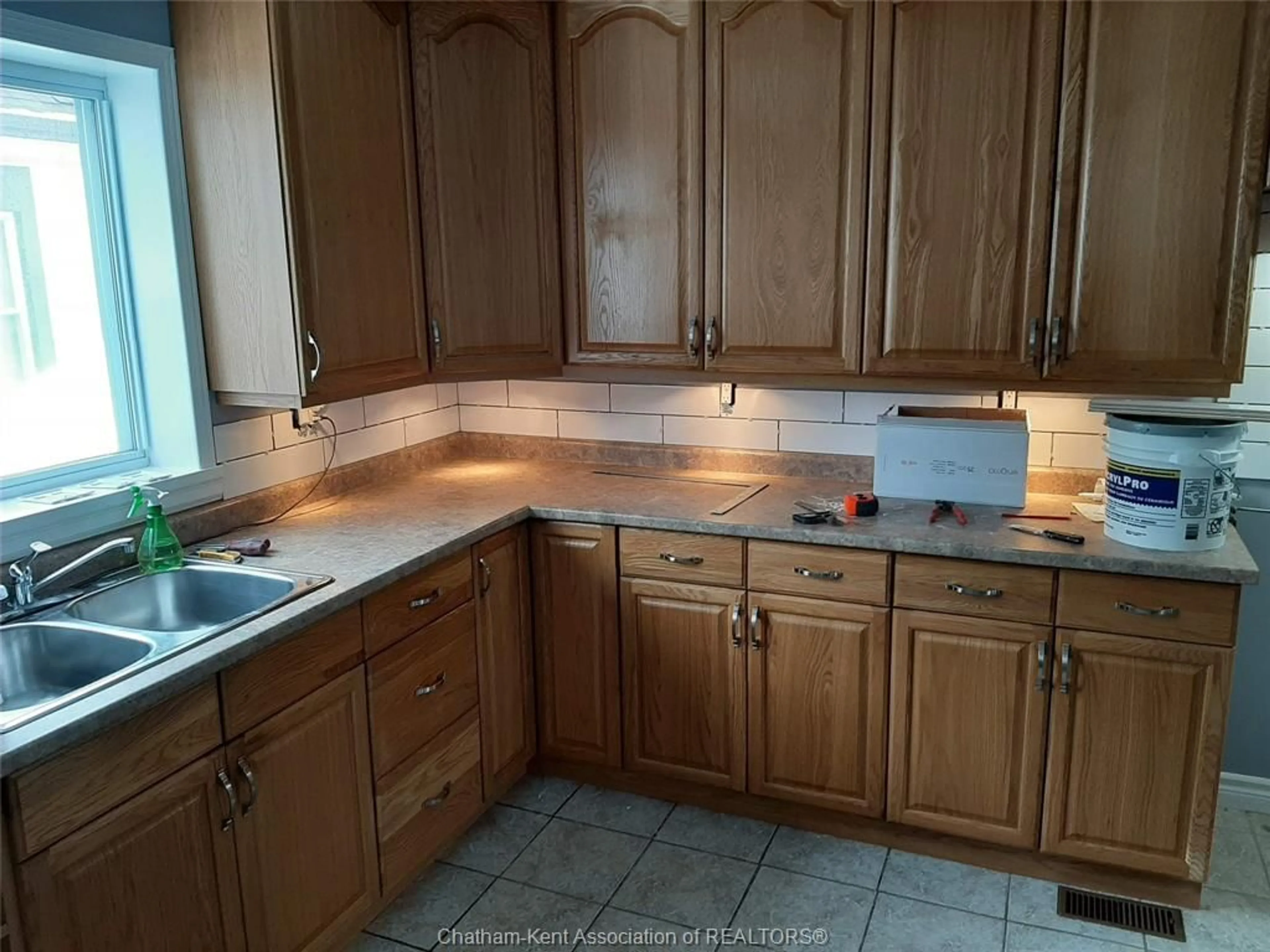 Standard kitchen, ceramic/tile floor for 141 EDGAR St, Chatham Ontario N7M 1V6