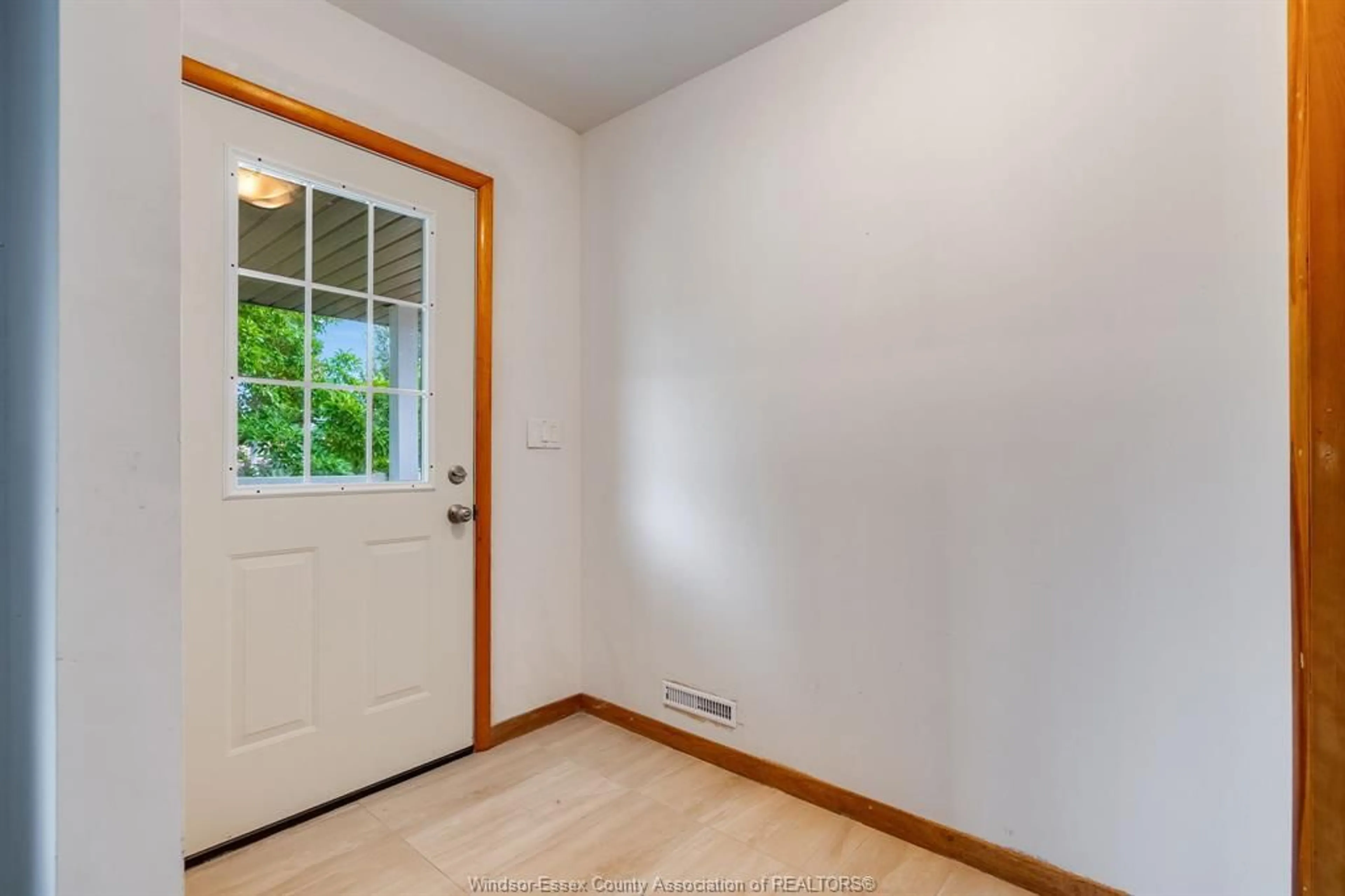 Indoor entryway for 3 Stewart, Leamington Ontario N8H 3G1