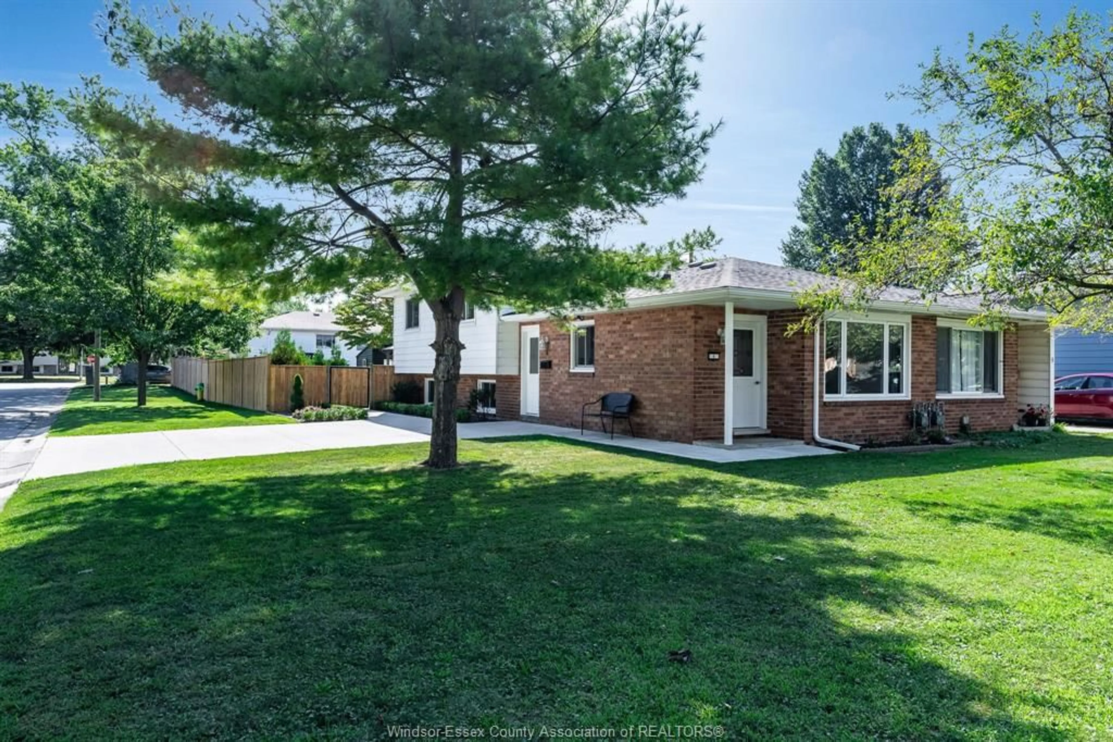 A pic from outside/outdoor area/front of a property/back of a property/a pic from drone, street for 6 MARLENE Cres, Leamington Ontario N8H 4J7