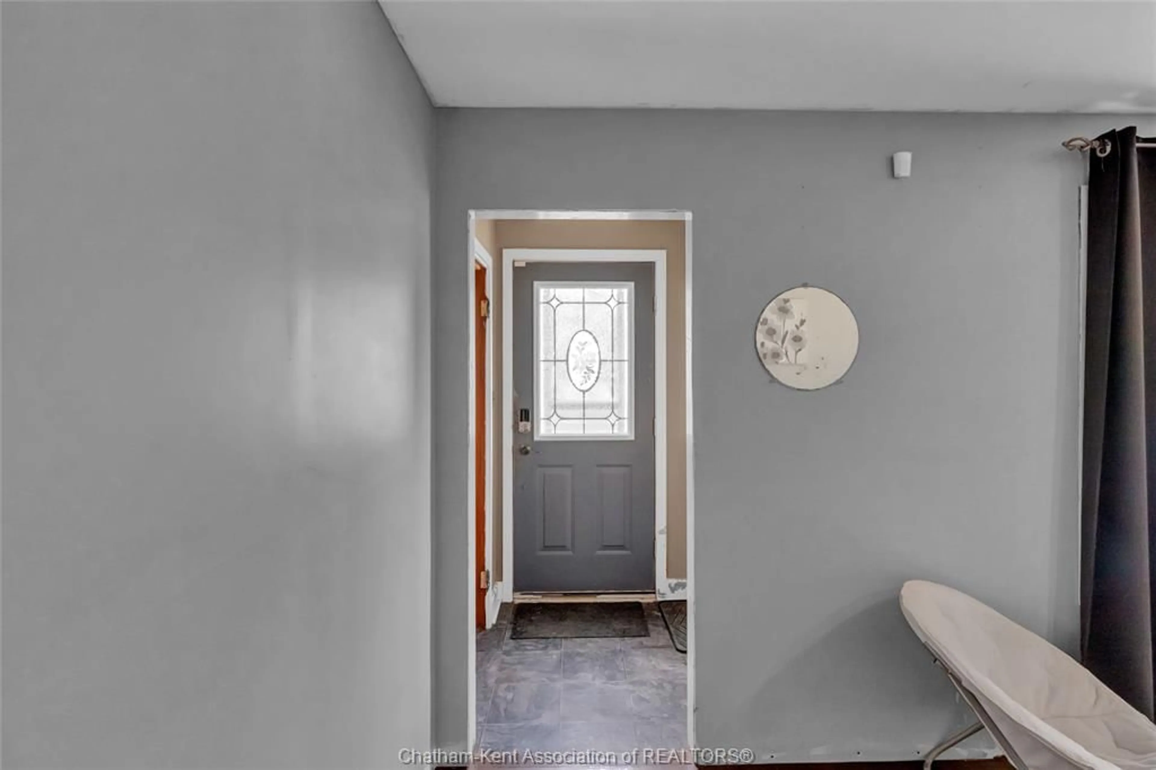 Indoor entryway for 12 McKinnon Dr, Chatham Ontario N7M 1B4