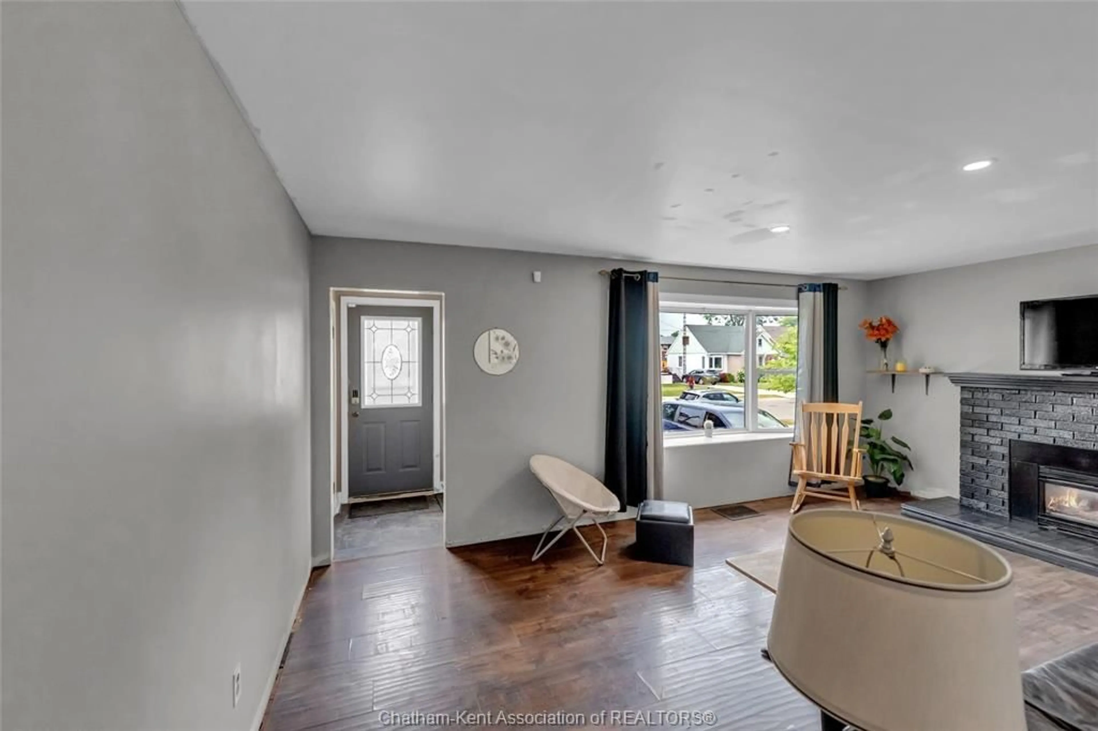 Indoor entryway for 12 McKinnon Dr, Chatham Ontario N7M 1B4